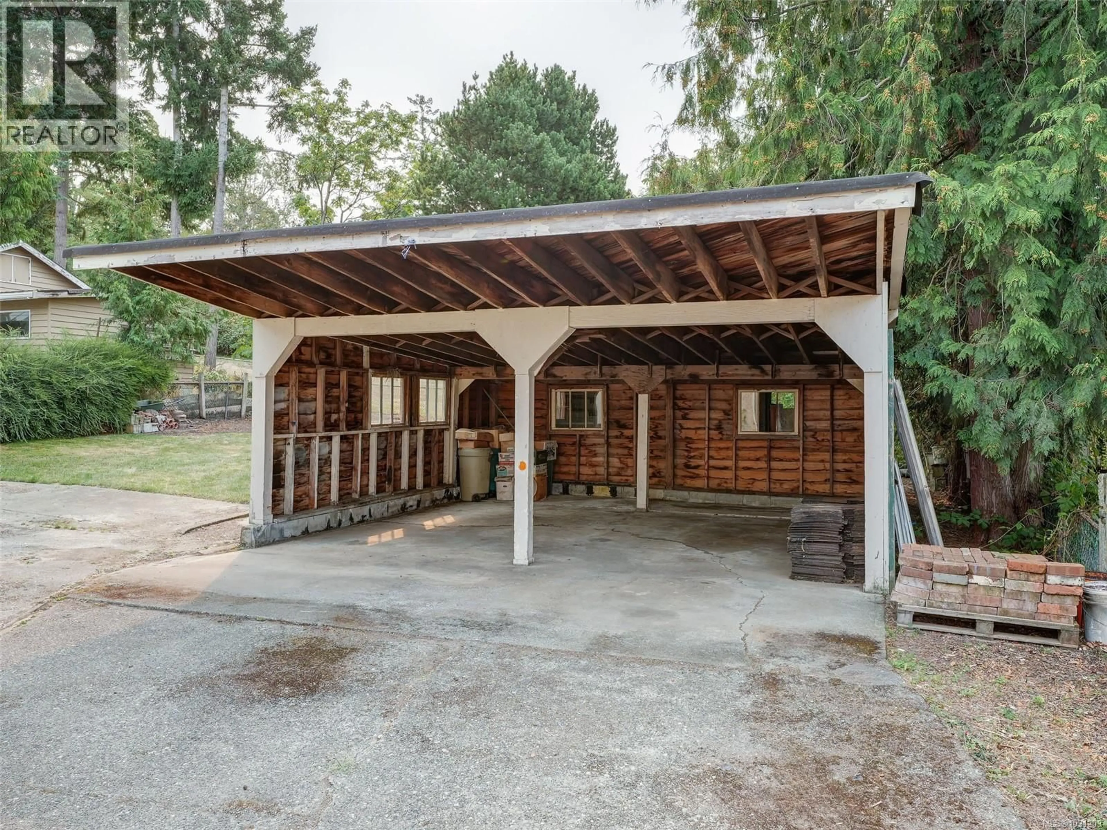 Indoor garage for 723 GENEVIEVE ROAD, Saanich British Columbia V8X3R5