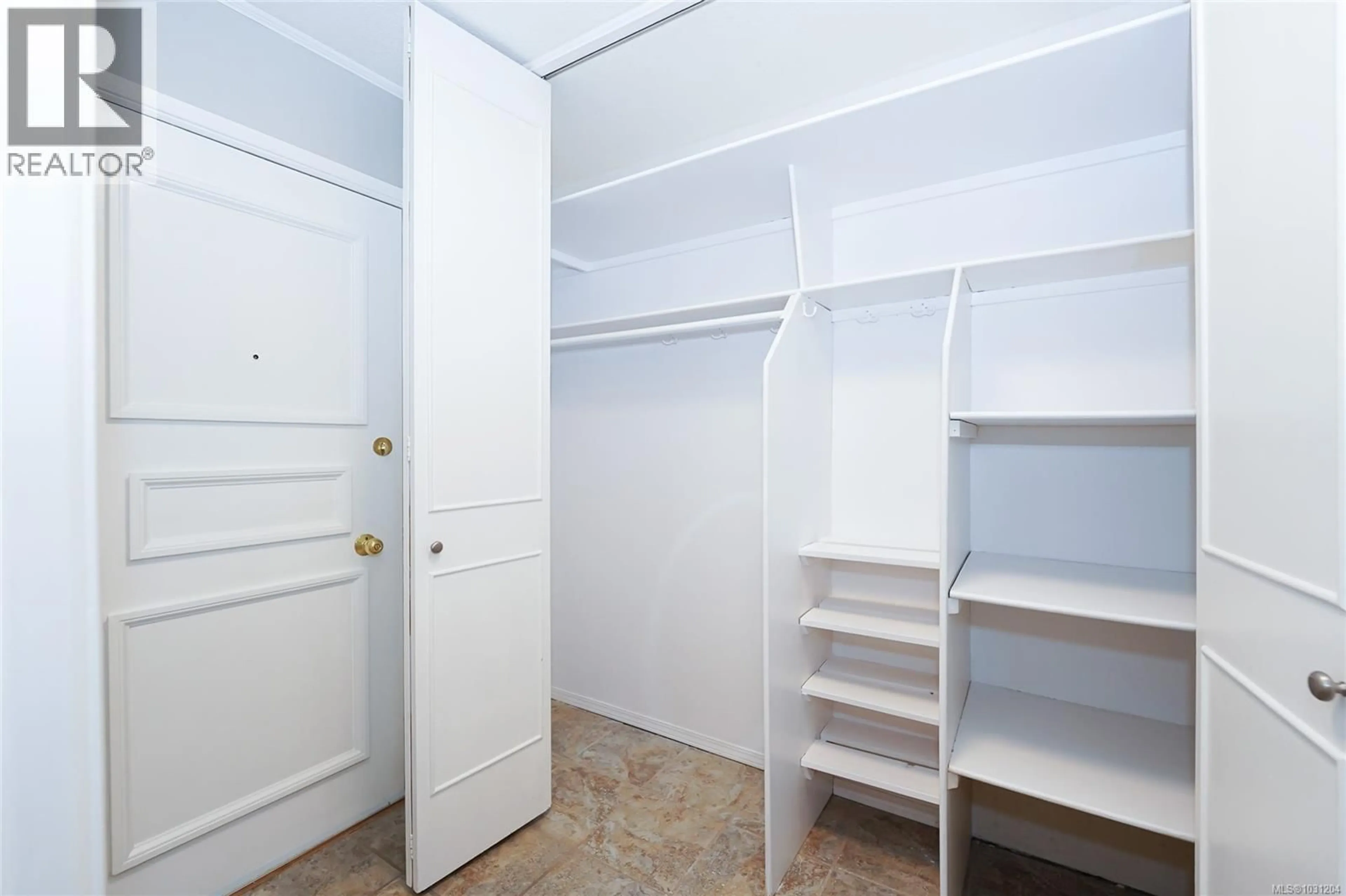 Storage room or clothes room or walk-in closet for 422 - 964 HEYWOOD AVENUE, Victoria British Columbia V8V2Y5
