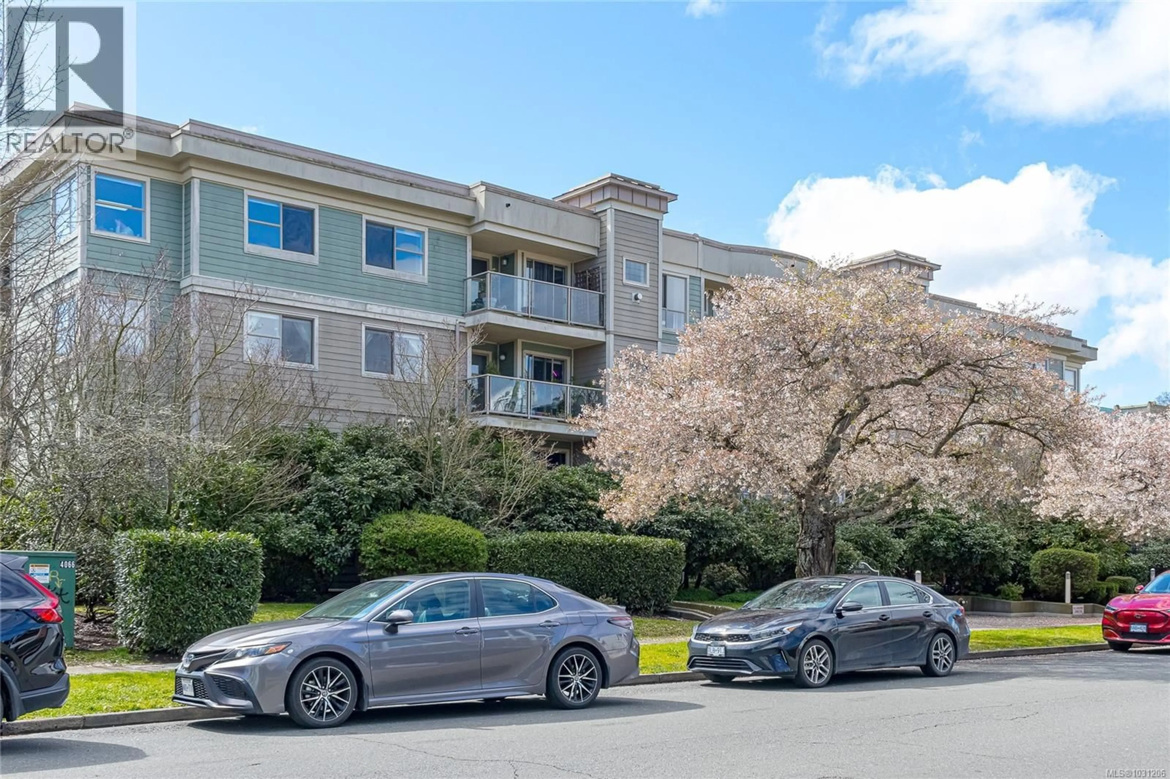 A pic from outside/outdoor area/front of a property/back of a property/a pic from drone, unknown for 309 - 1025 MEARES STREET, Victoria British Columbia V8V3J7