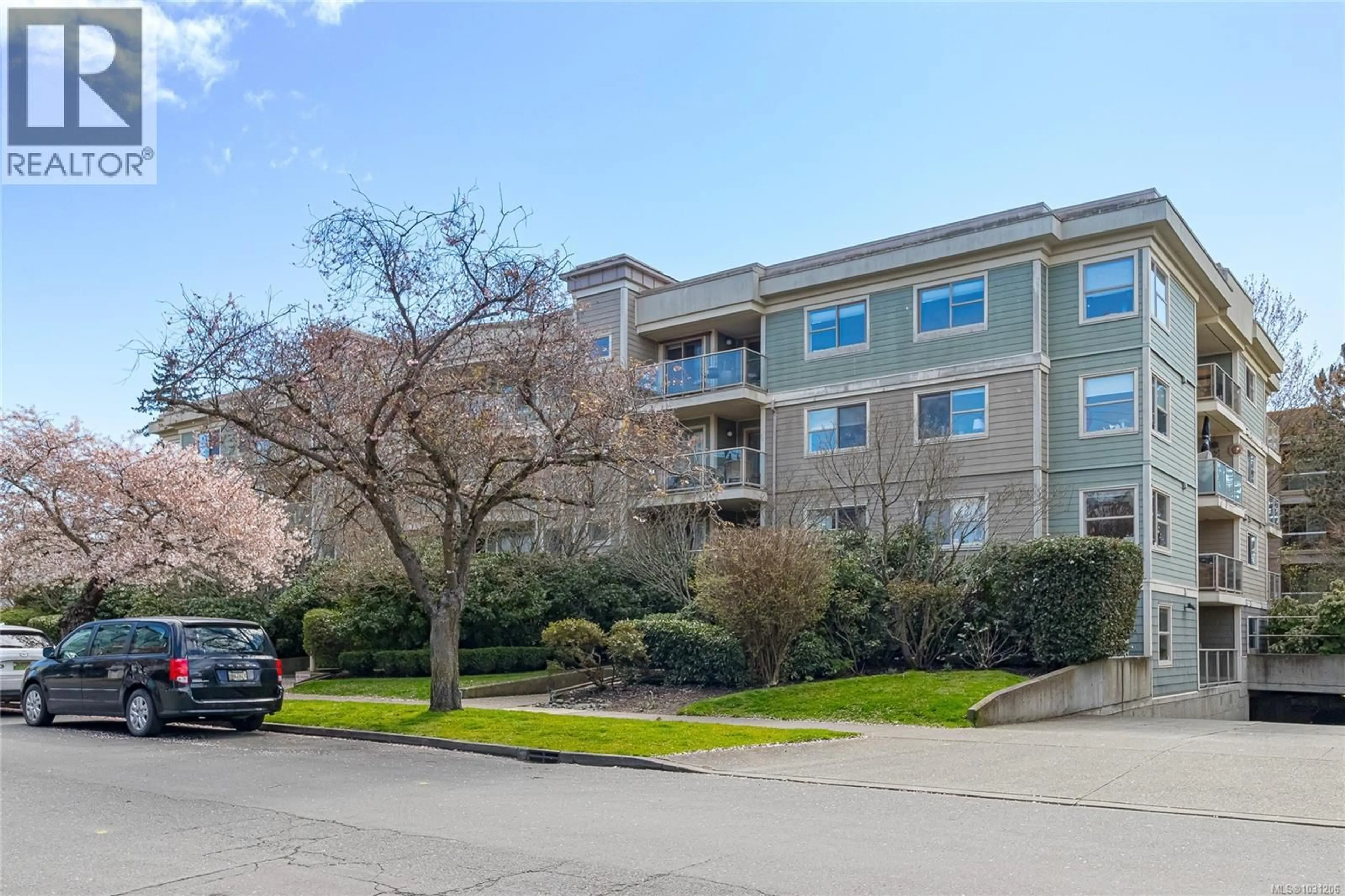 A pic from outside/outdoor area/front of a property/back of a property/a pic from drone, unknown for 309 - 1025 MEARES STREET, Victoria British Columbia V8V3J7