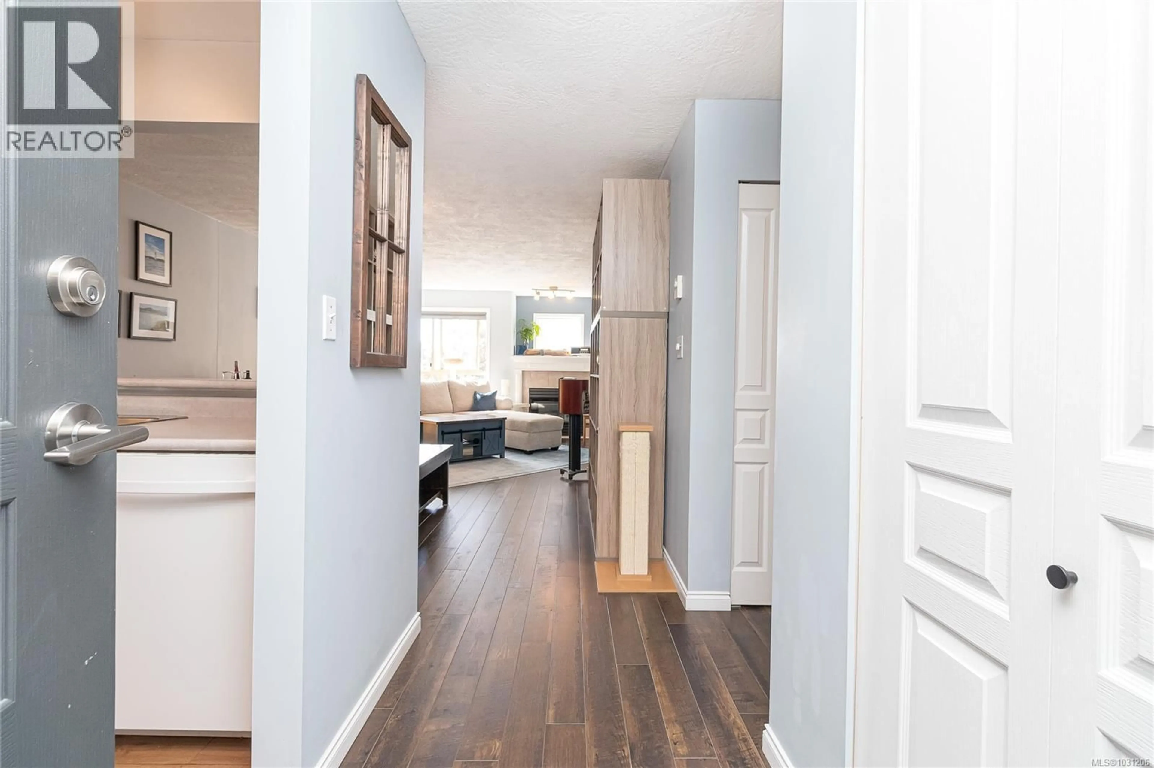 Indoor entryway for 309 - 1025 MEARES STREET, Victoria British Columbia V8V3J7