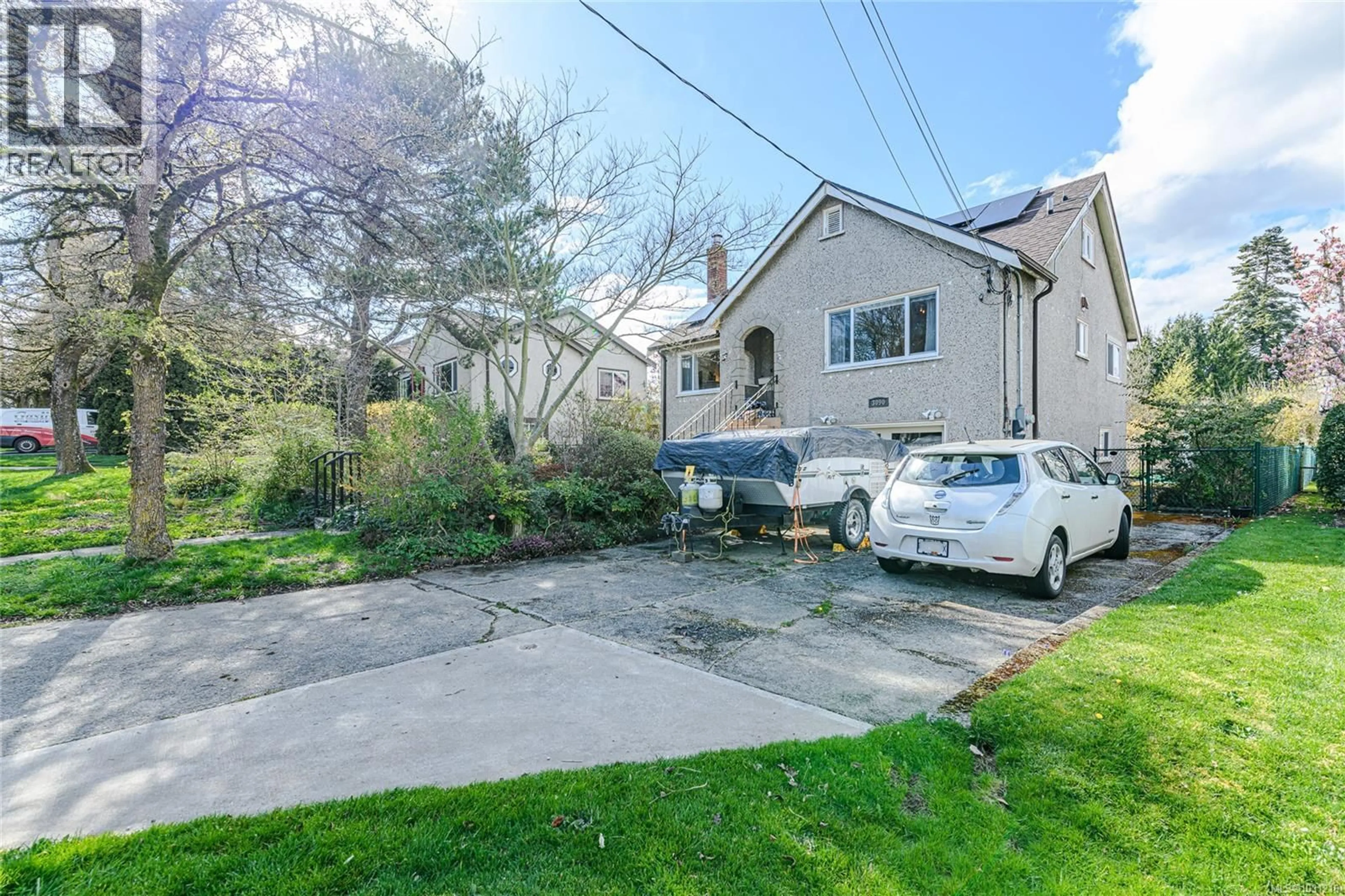 A pic from outside/outdoor area/front of a property/back of a property/a pic from drone, street for 3090 BALFOUR AVENUE, Victoria British Columbia V9A1R8