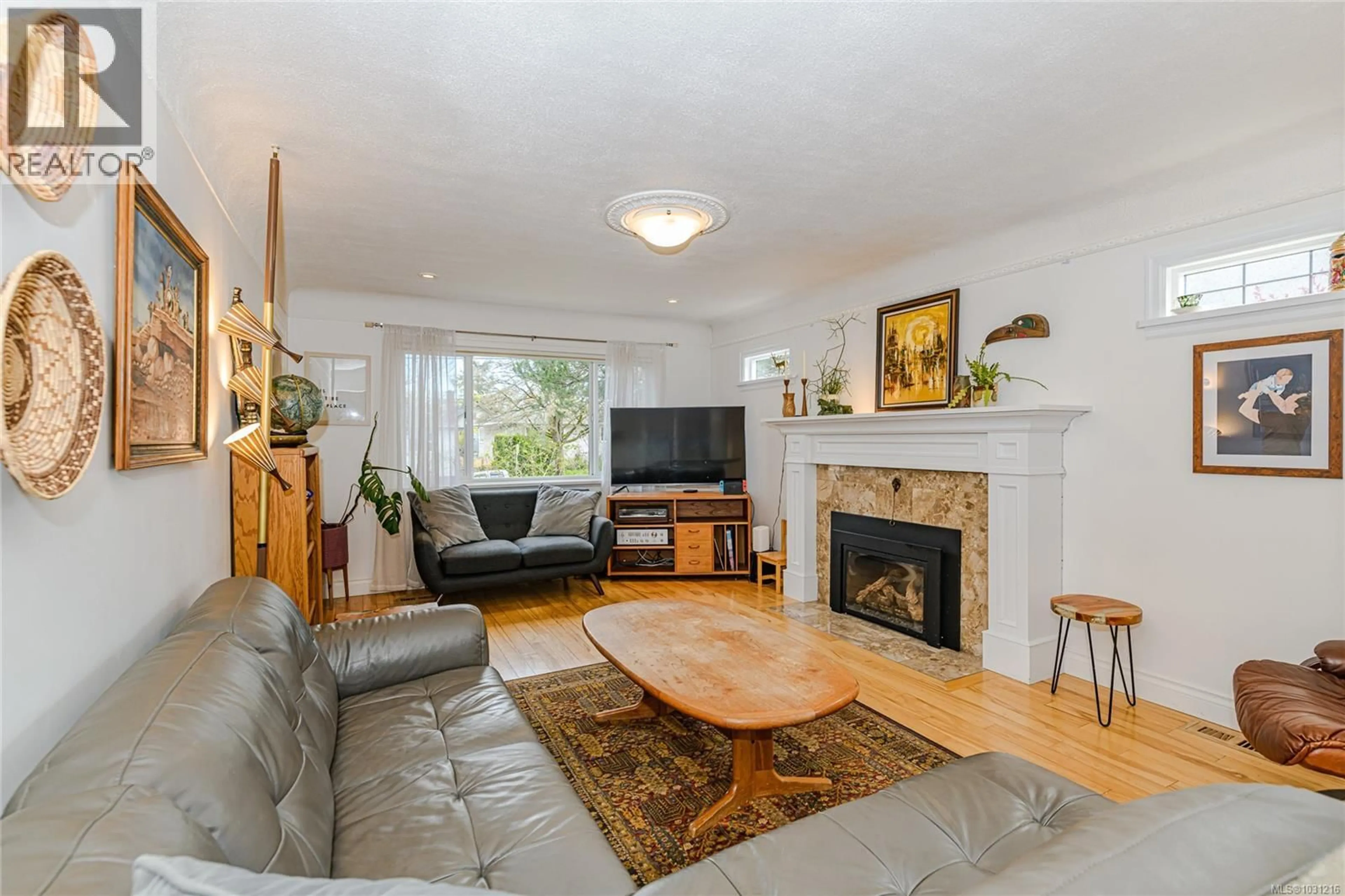 Living room with furniture, wood/laminate floor for 3090 BALFOUR AVENUE, Victoria British Columbia V9A1R8