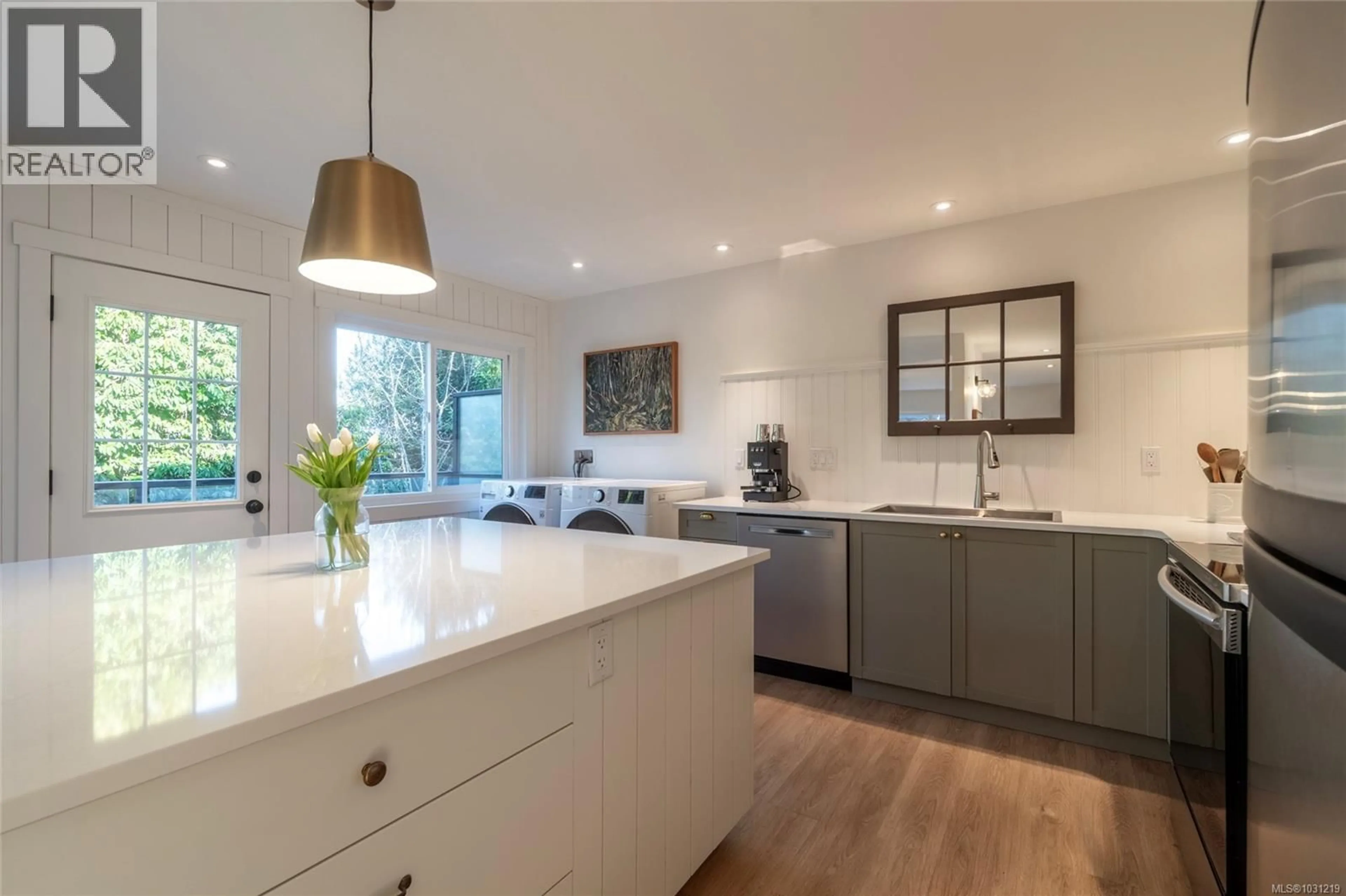 Contemporary kitchen, unknown for 323 MASTERS ROAD, Victoria British Columbia V8S1C9