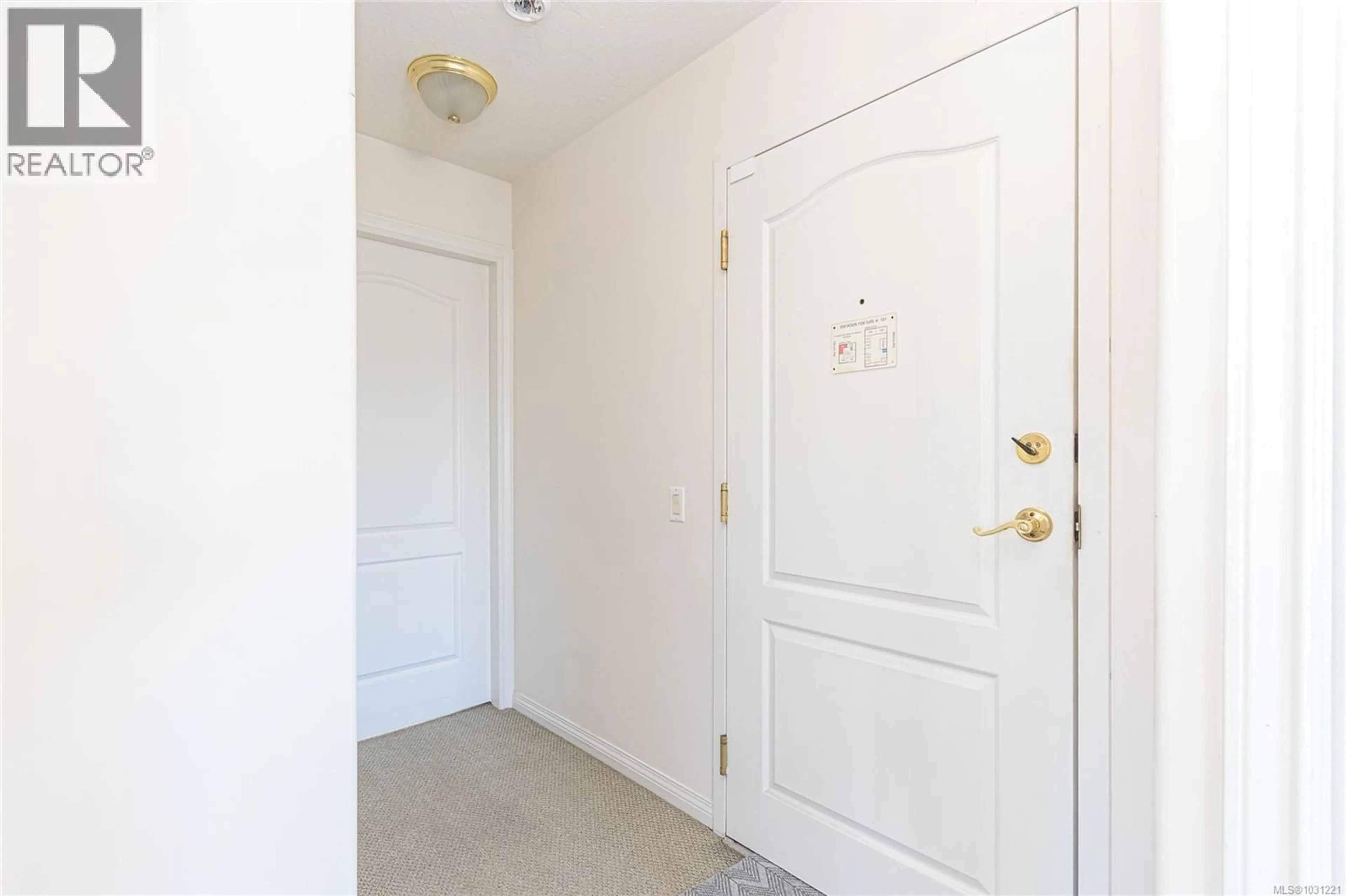 Indoor entryway for 101 - 3133 TILLICUM ROAD, Saanich British Columbia V9A2B4