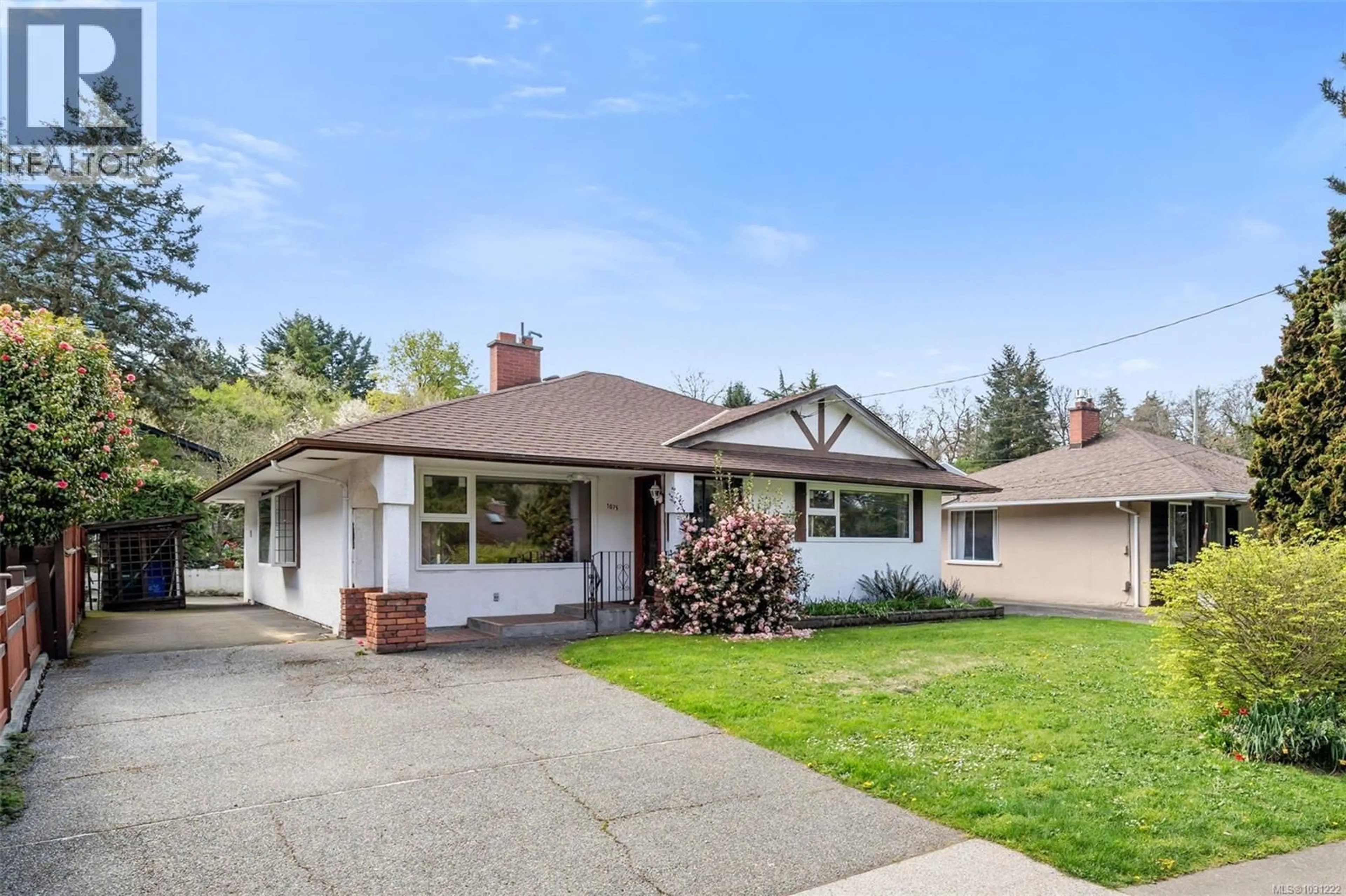 Home with vinyl exterior material, street for 1075 LODGE AVENUE, Saanich British Columbia V8X3B2