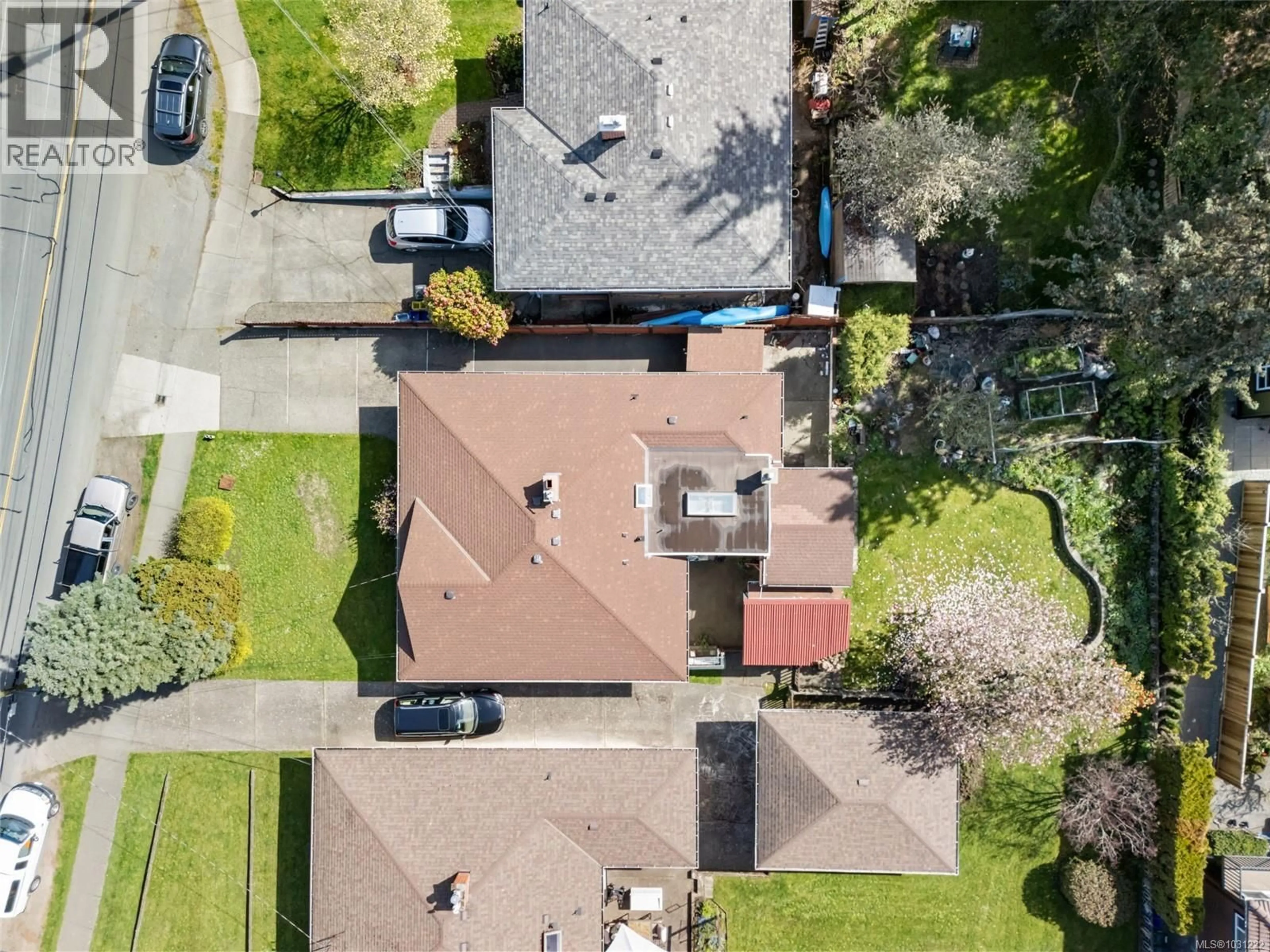 A pic from outside/outdoor area/front of a property/back of a property/a pic from drone, street for 1075 LODGE AVENUE, Saanich British Columbia V8X3B2