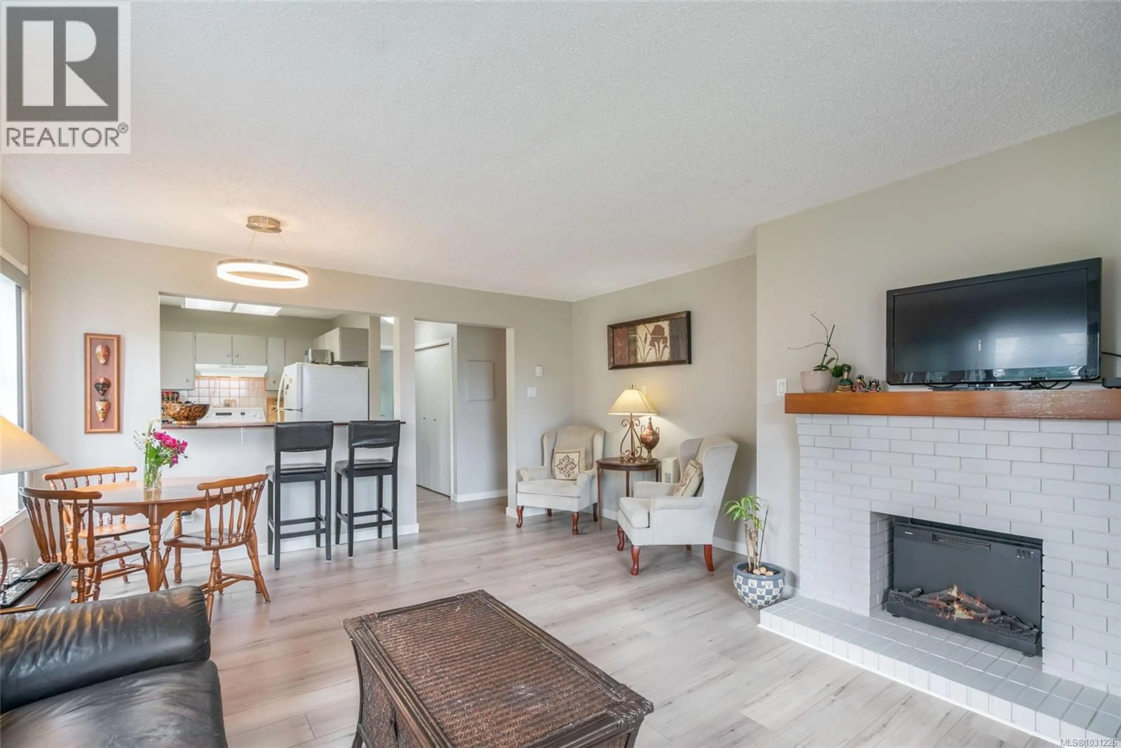 Living room with furniture, wood/laminate floor for 201 - 309 MORISON AVENUE, Parksville British Columbia V9P1M6