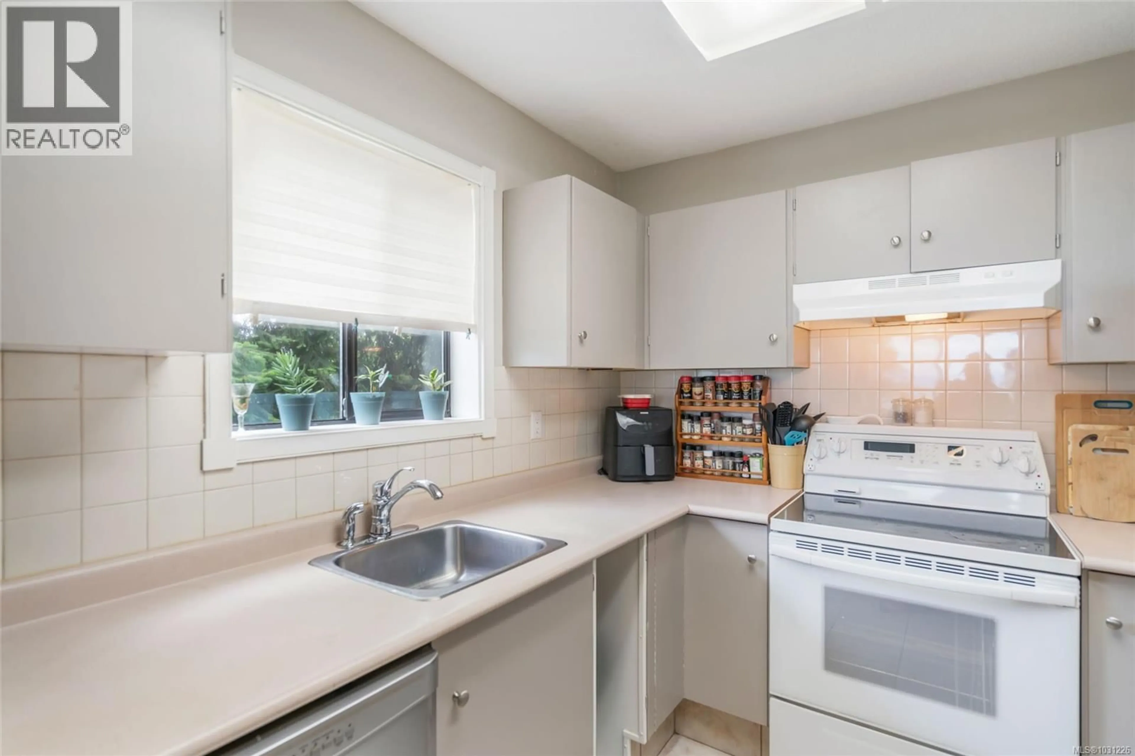 Standard kitchen, ceramic/tile floor for 201 - 309 MORISON AVENUE, Parksville British Columbia V9P1M6