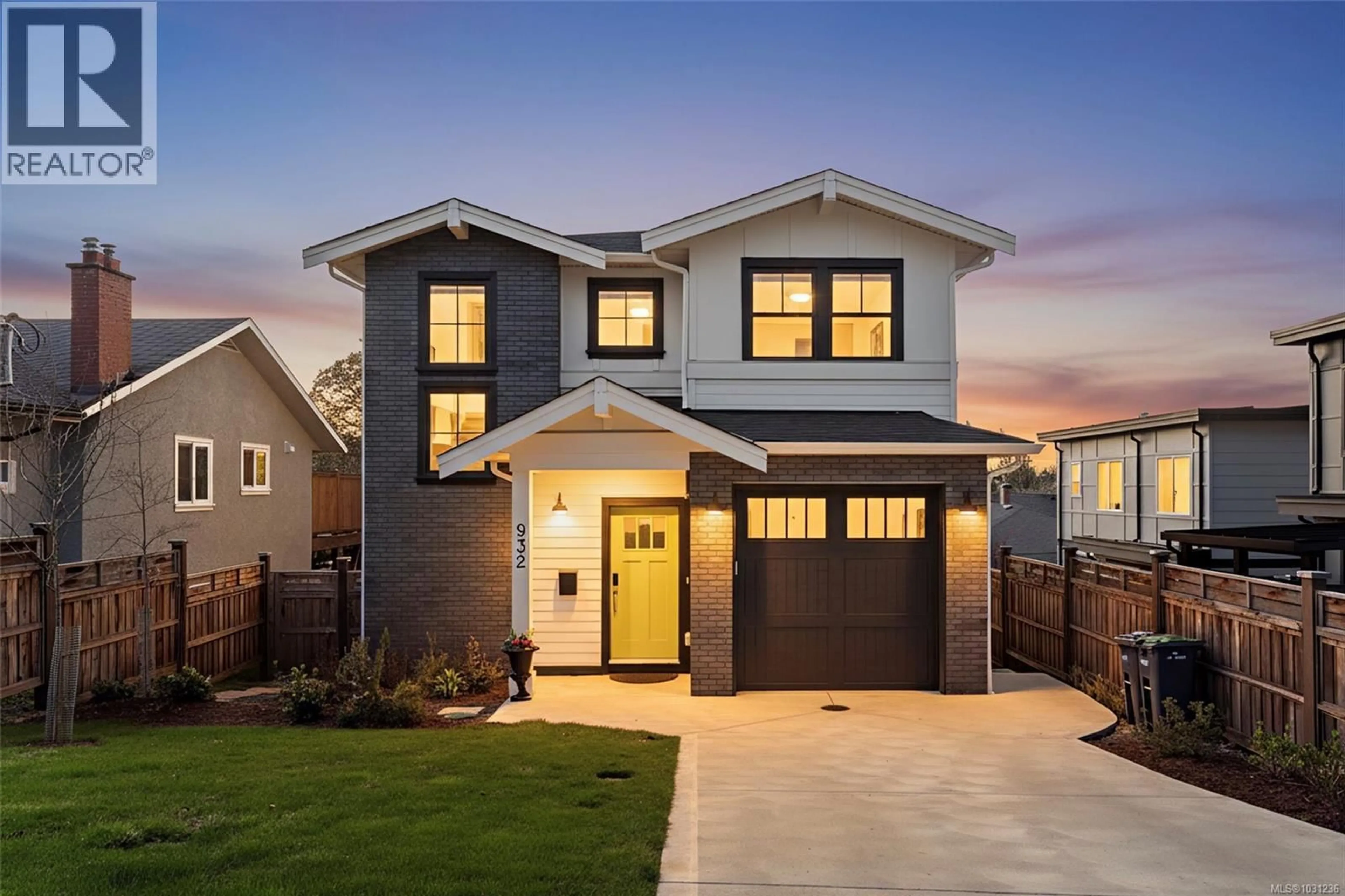 Home with vinyl exterior material, street for 932 ARCADIA STREET, Esquimalt British Columbia V9A5X1