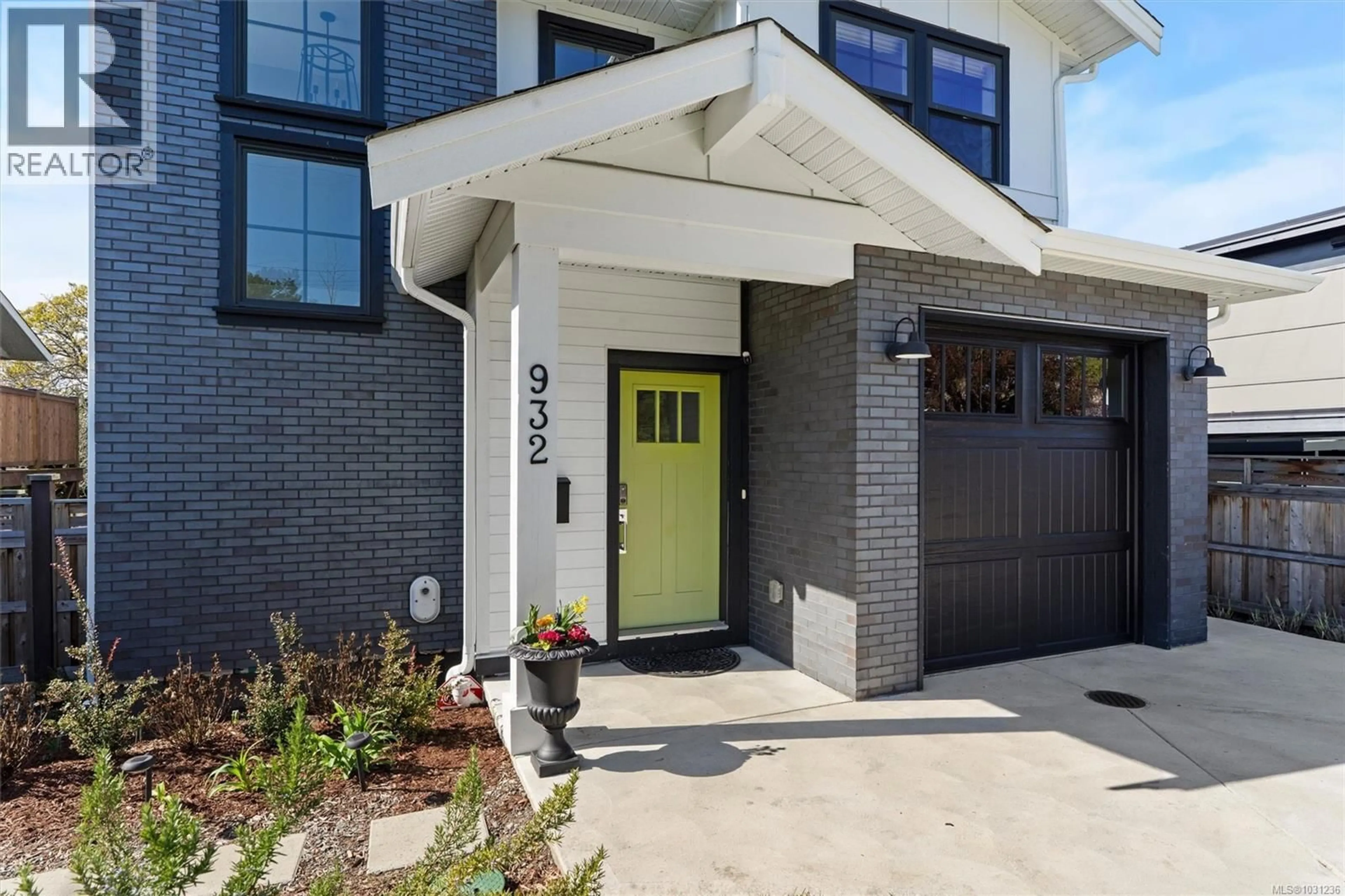 Home with brick exterior material, street for 932 ARCADIA STREET, Esquimalt British Columbia V9A5X1