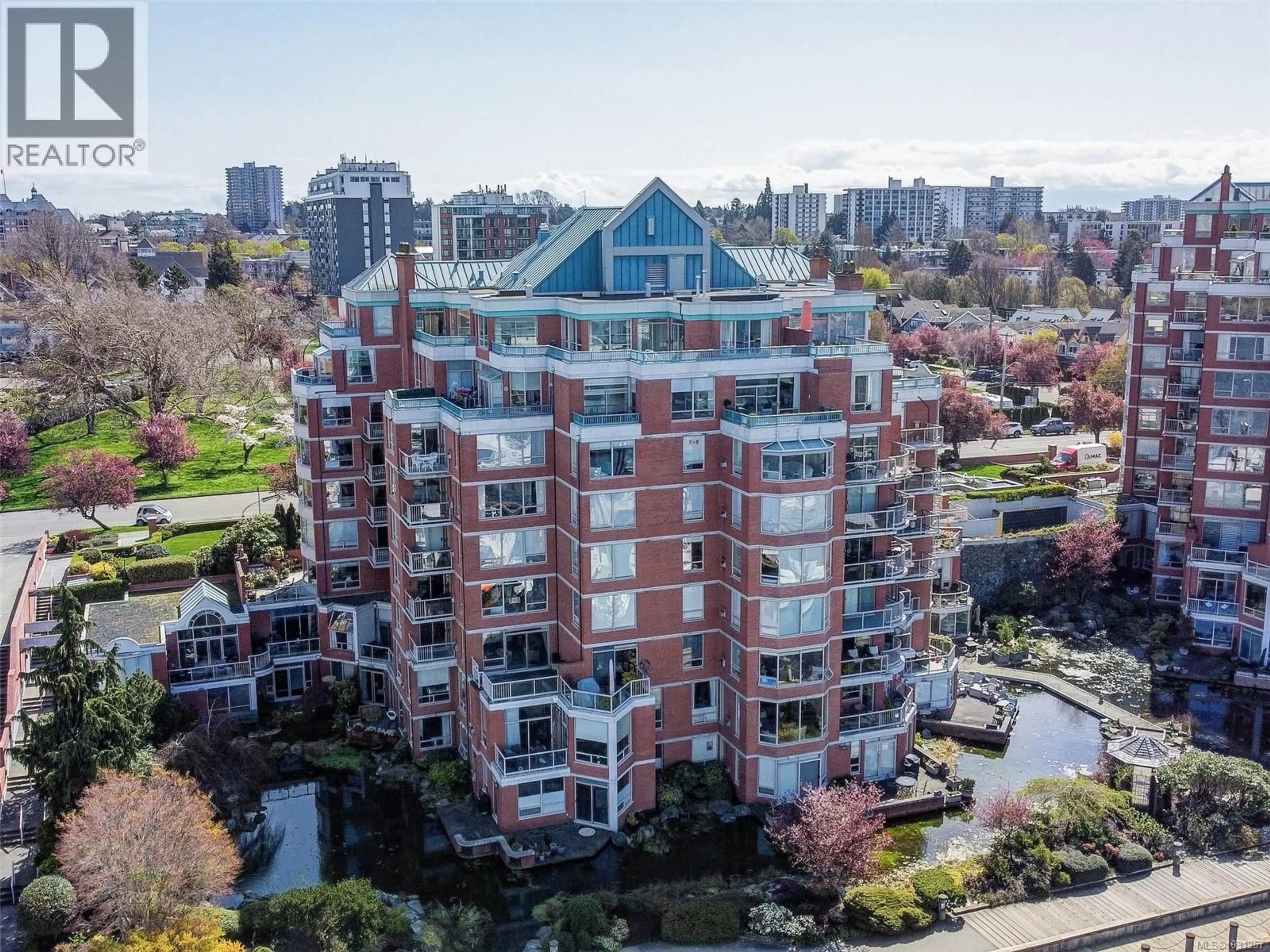A pic from outside/outdoor area/front of a property/back of a property/a pic from drone, city buildings view from balcony for 502 - 636 MONTREAL STREET, Victoria British Columbia V8V4Y1