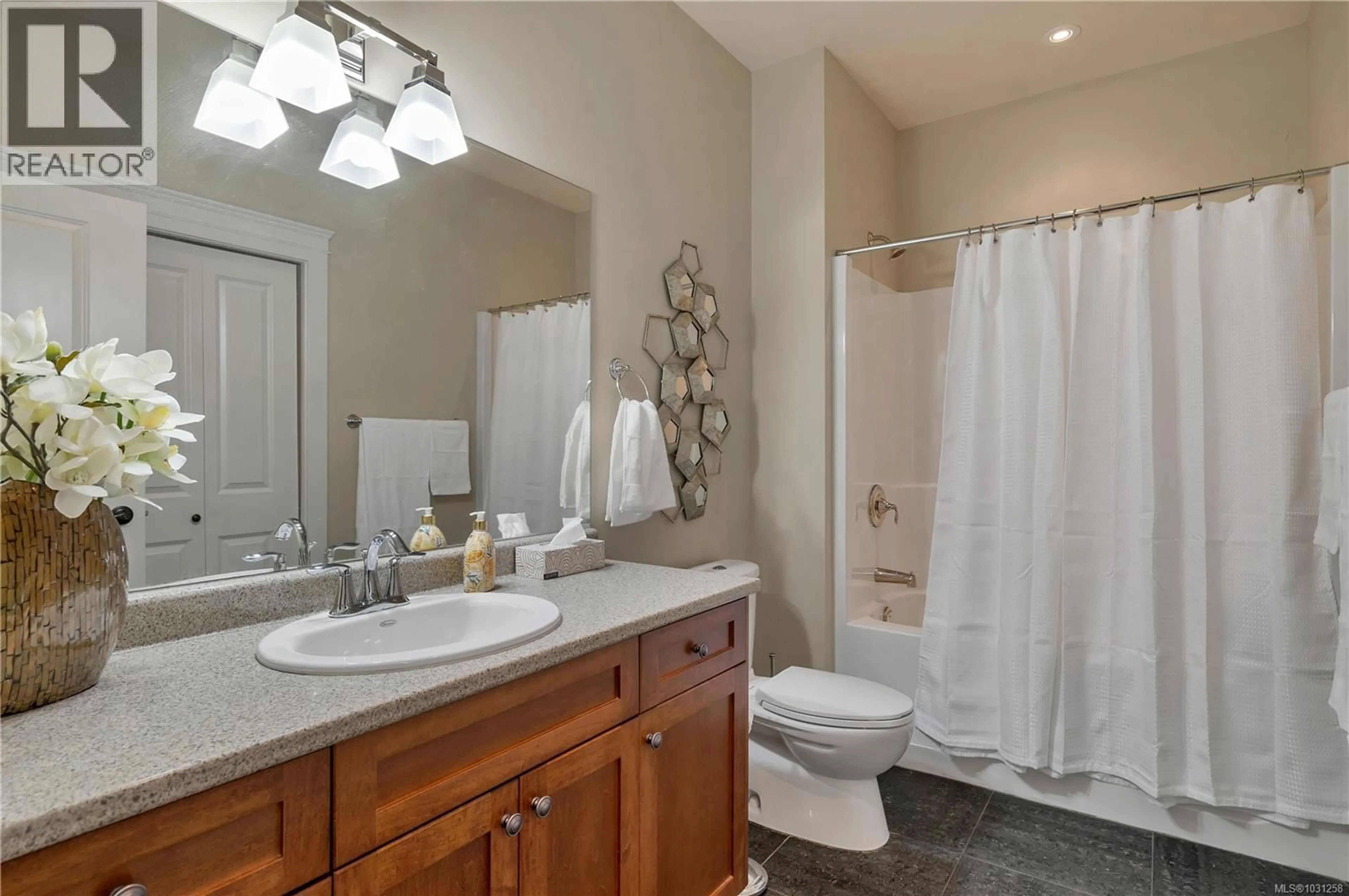 Standard bathroom, ceramic/tile floor for 5 - 48 MCPHEDRAN ROAD SOUTH, Campbell River British Columbia V9W3C6