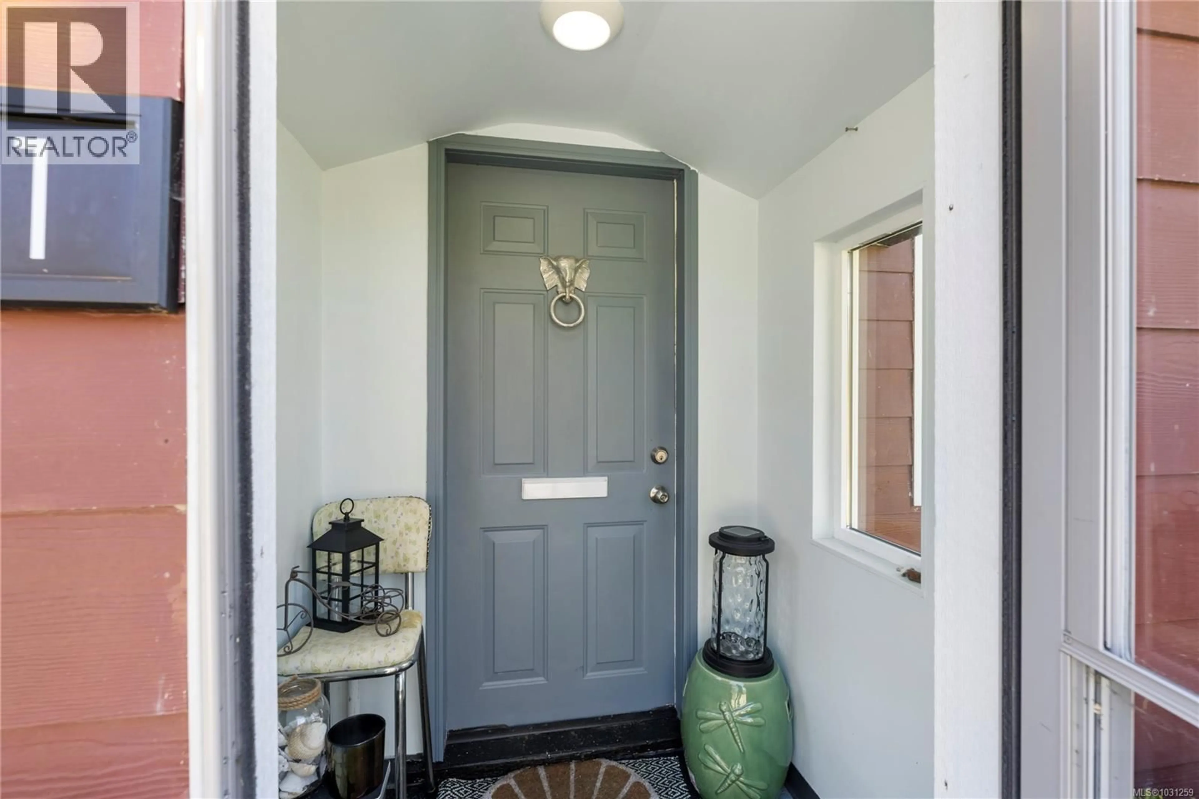 Indoor entryway for 411 SEVENTH STREET, Nanaimo British Columbia V9R1E4