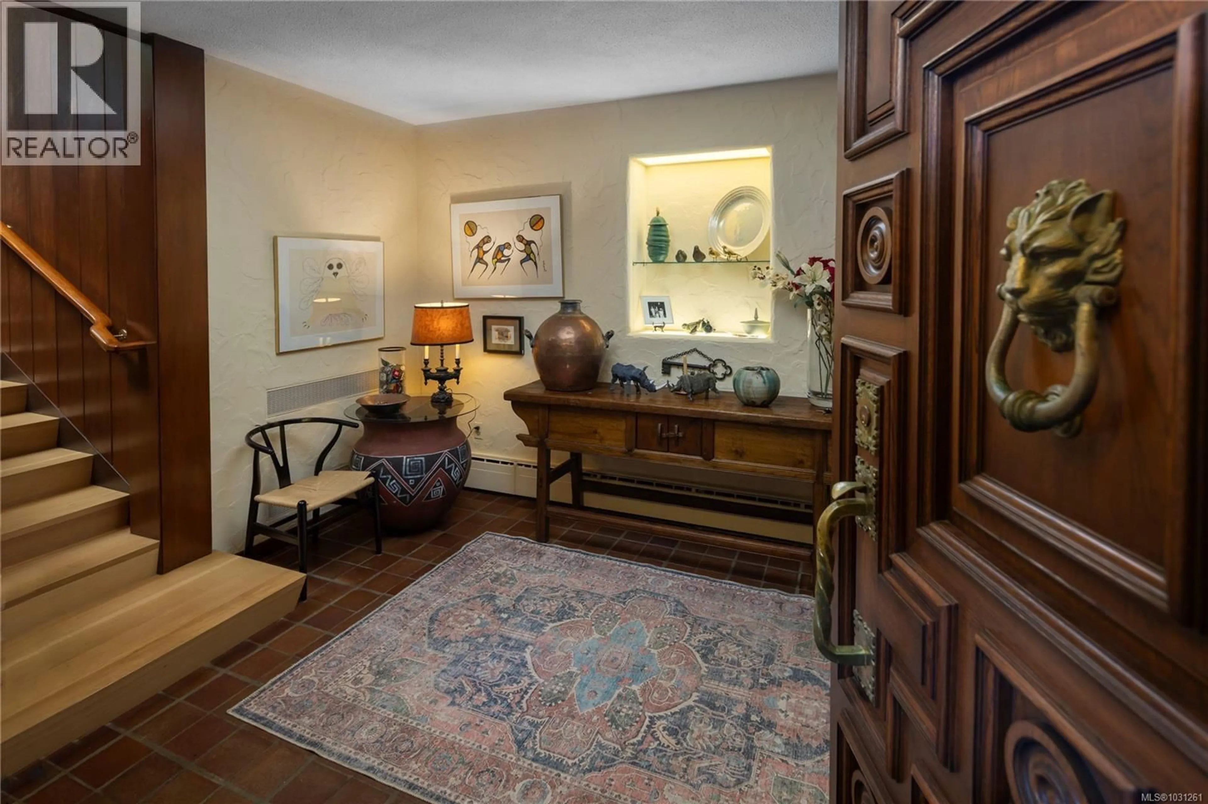 Indoor entryway for 1996 FERNDALE ROAD, Saanich British Columbia V8N2Y6