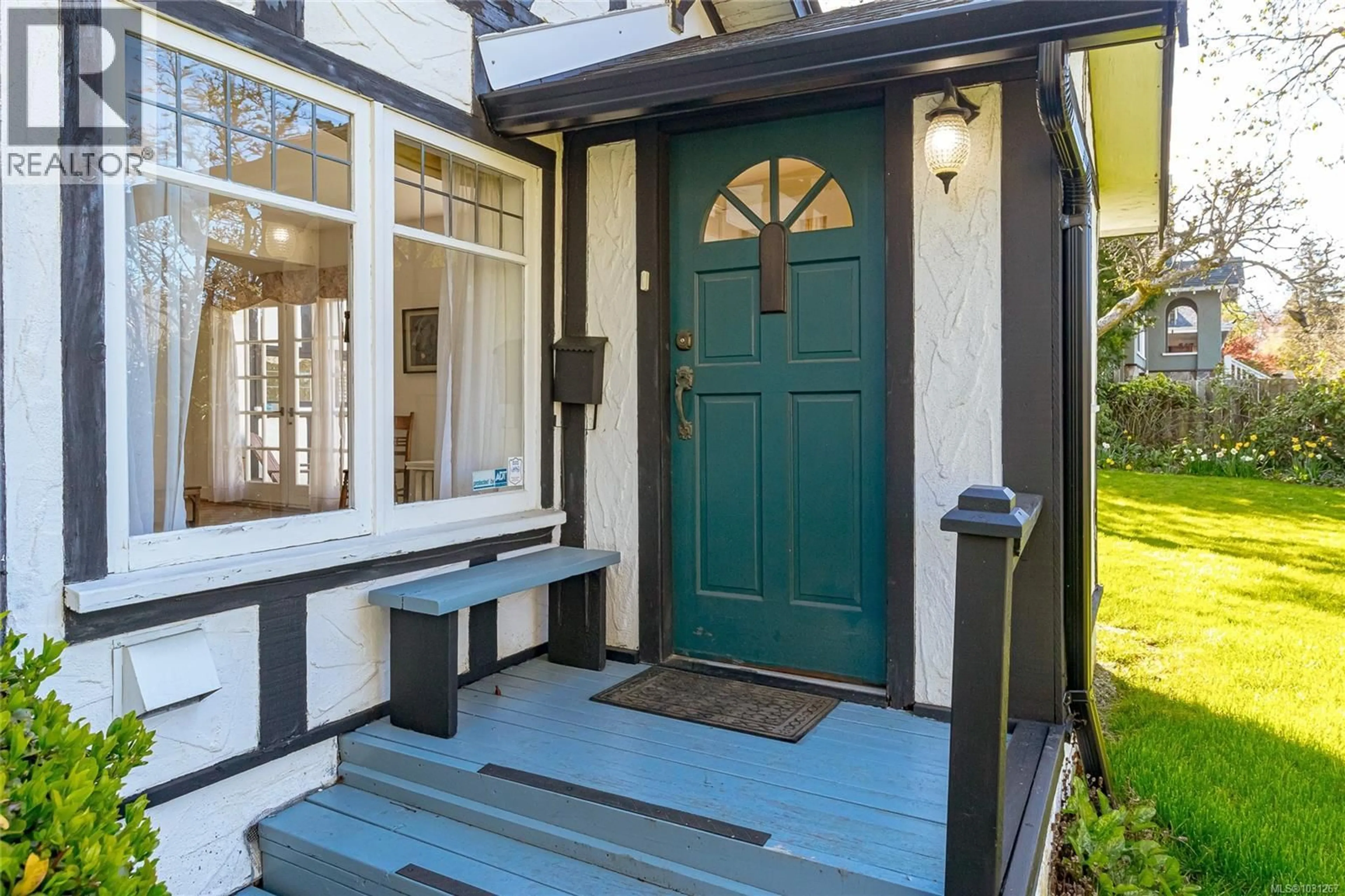 Indoor entryway for 3777 CRAIGMILLAR AVENUE, Saanich British Columbia V8P3H2