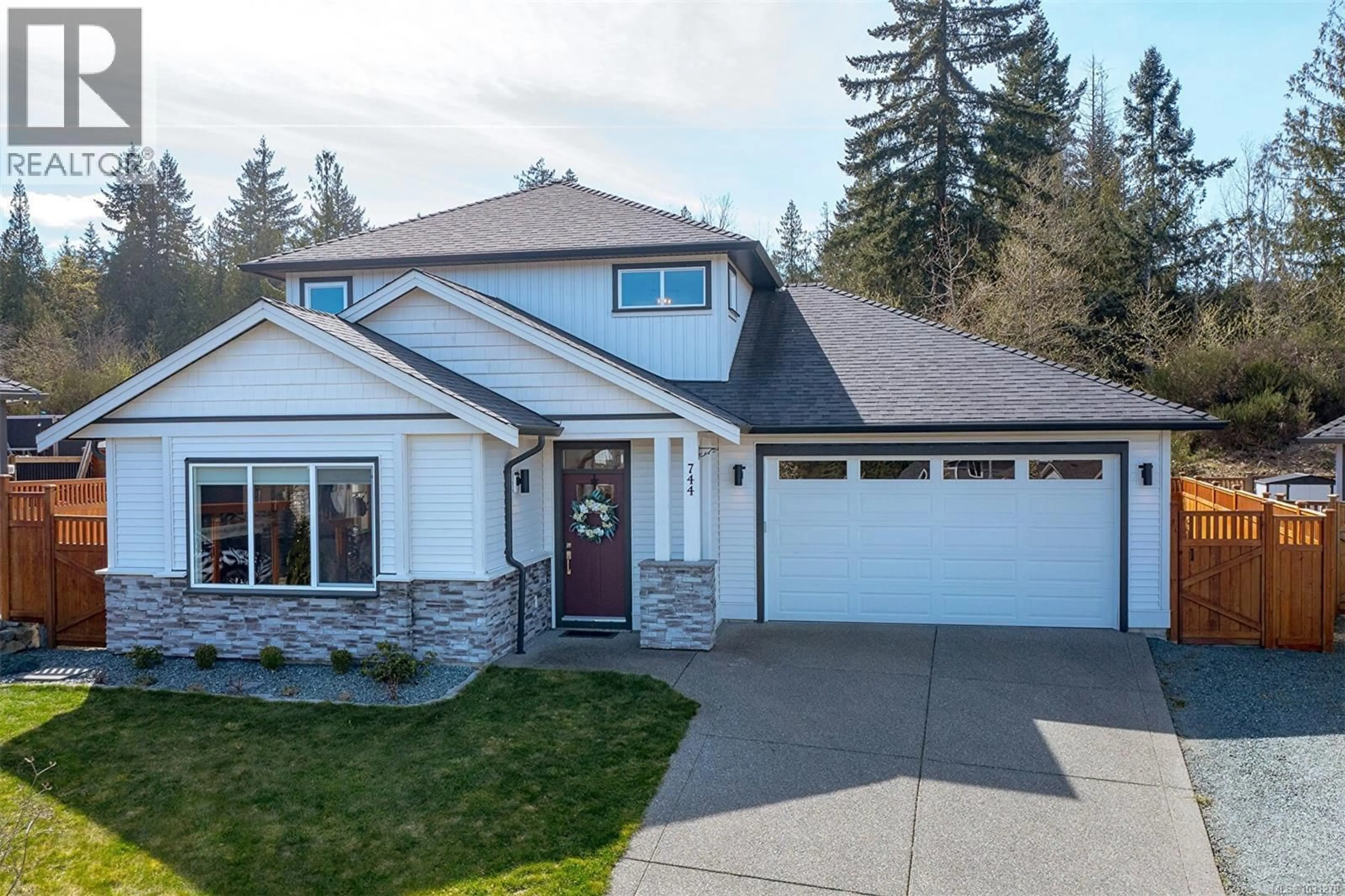 Home with vinyl exterior material, street for 744 JAMES PLACE, Ladysmith British Columbia V9G0A5