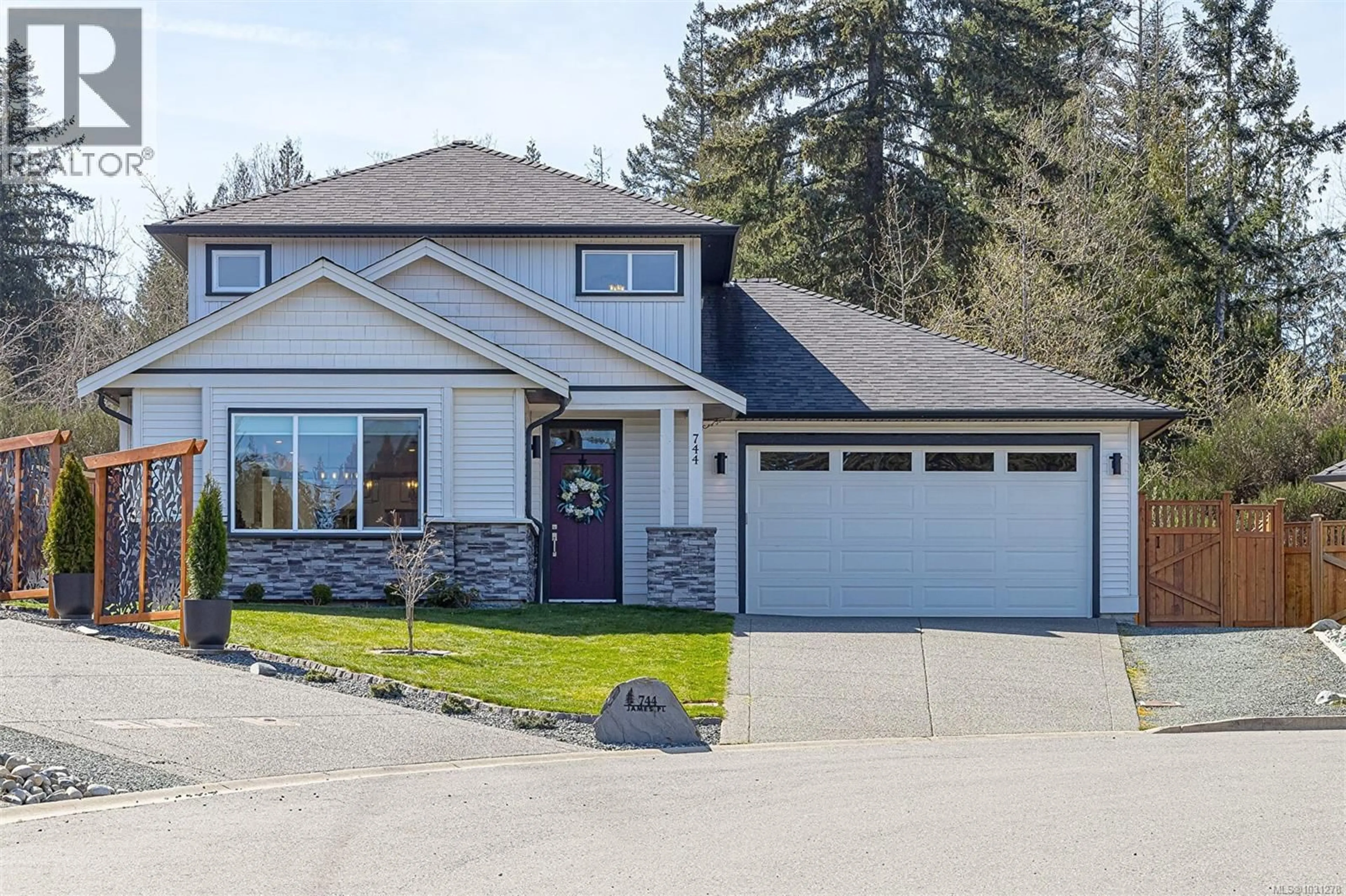 Home with vinyl exterior material, street for 744 JAMES PLACE, Ladysmith British Columbia V9G0A5