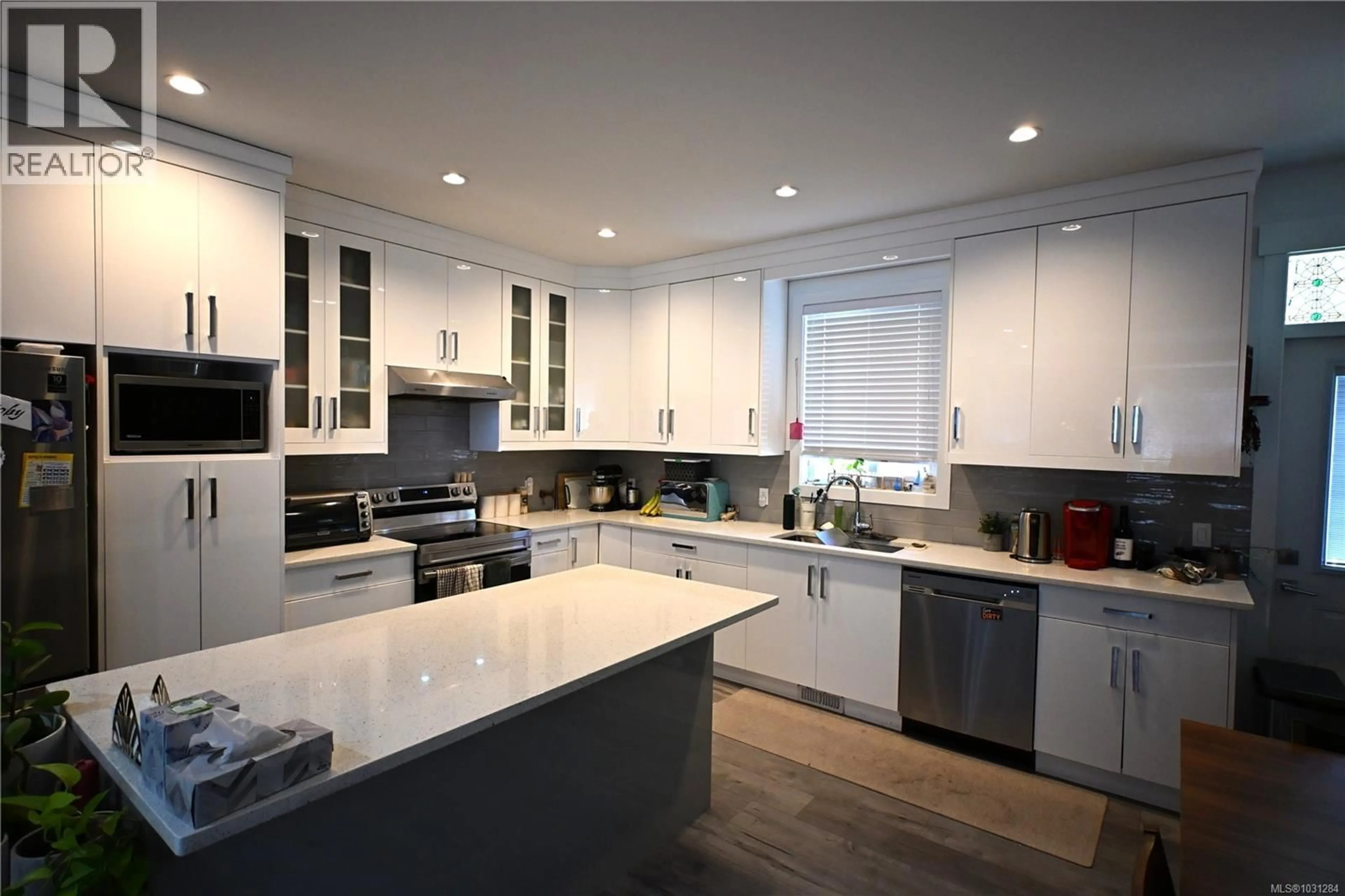 Contemporary kitchen, unknown for 1656 ROBERTA ROAD SOUTH, Nanaimo British Columbia V9X0B6