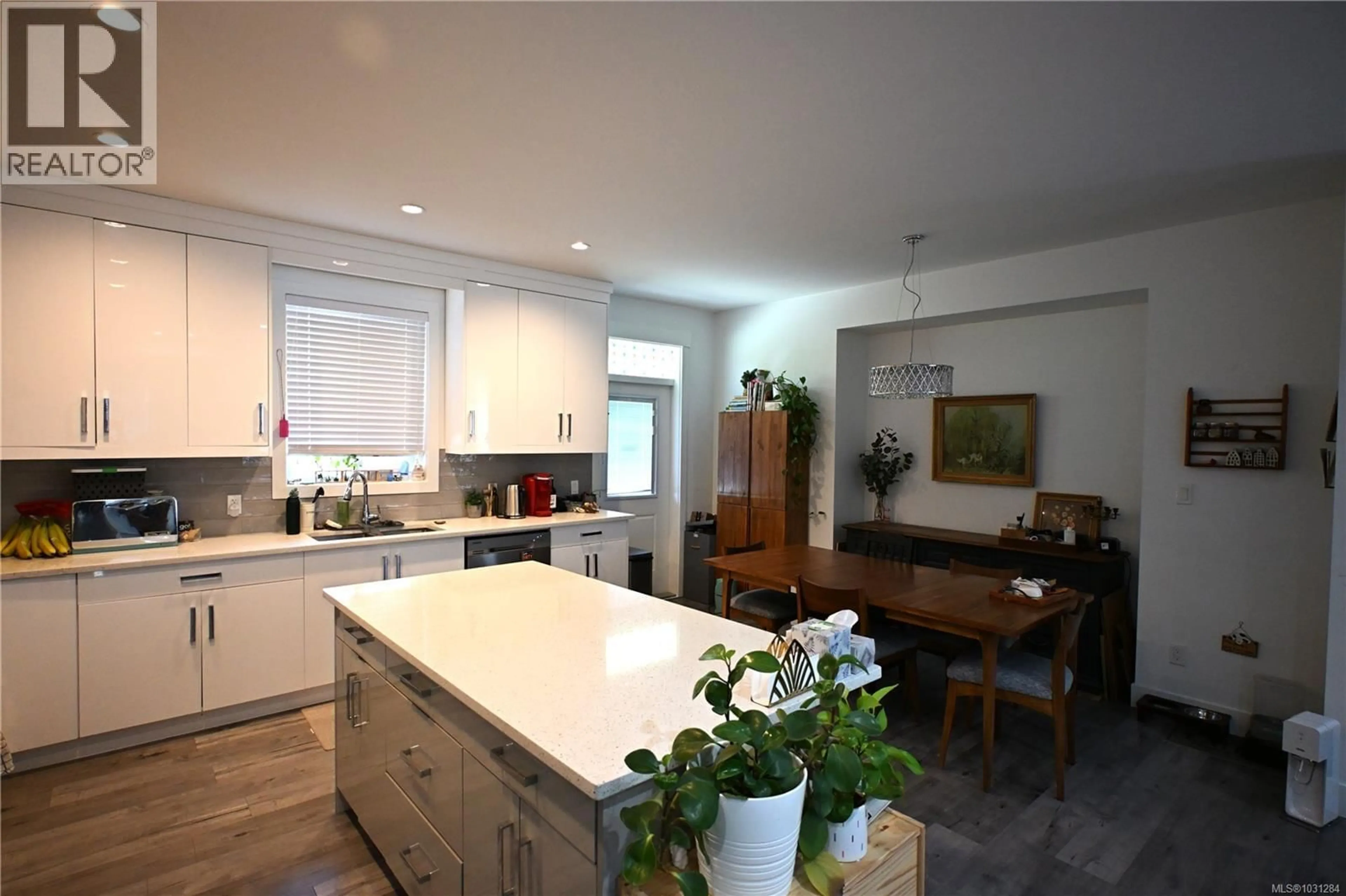 Open concept kitchen, unknown for 1656 ROBERTA ROAD SOUTH, Nanaimo British Columbia V9X0B6