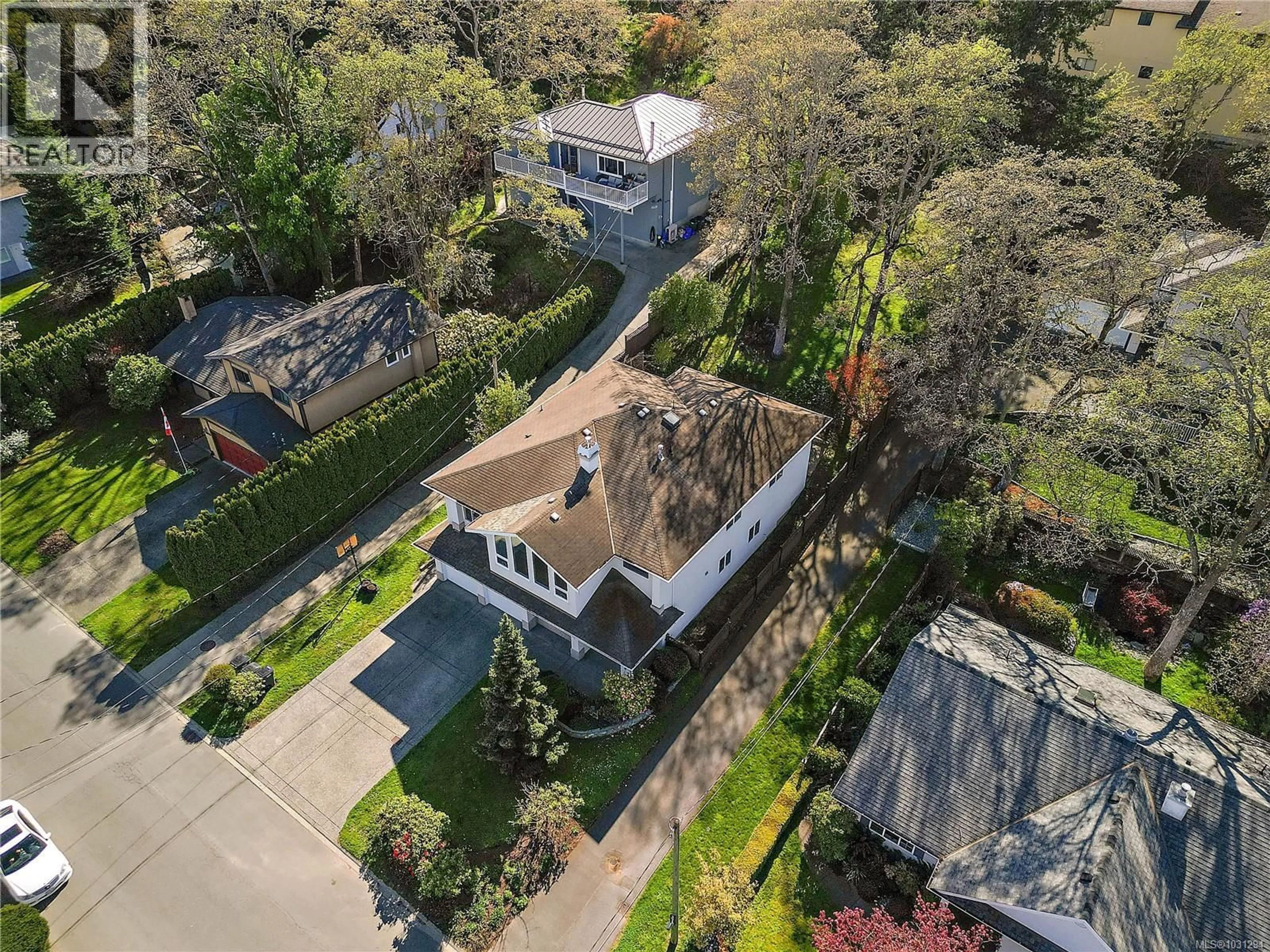 A pic from outside/outdoor area/front of a property/back of a property/a pic from drone, street for 3914 ASCOT DRIVE, Saanich British Columbia V8P3S1