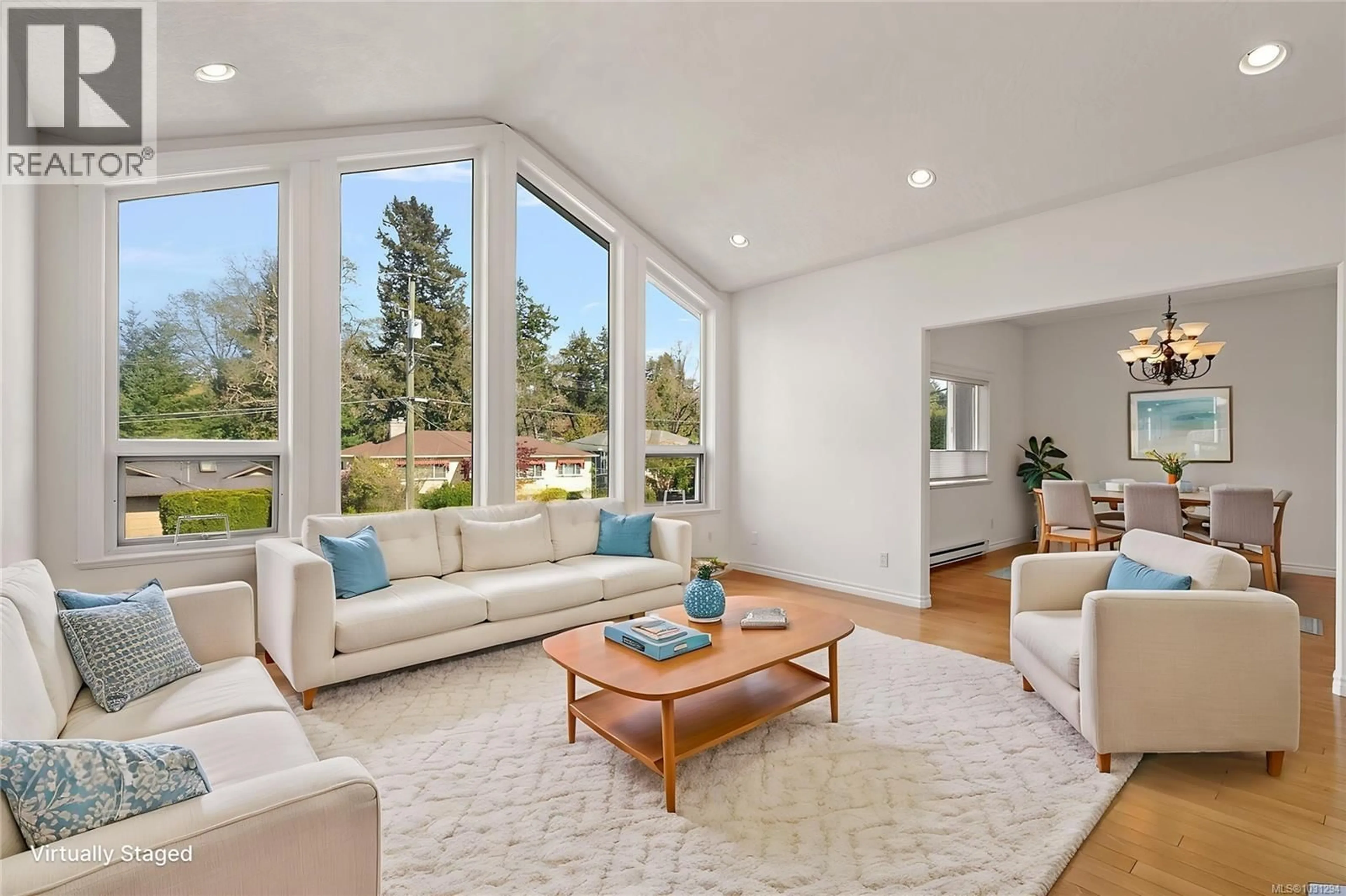 Living room with furniture, unknown for 3914 ASCOT DRIVE, Saanich British Columbia V8P3S1