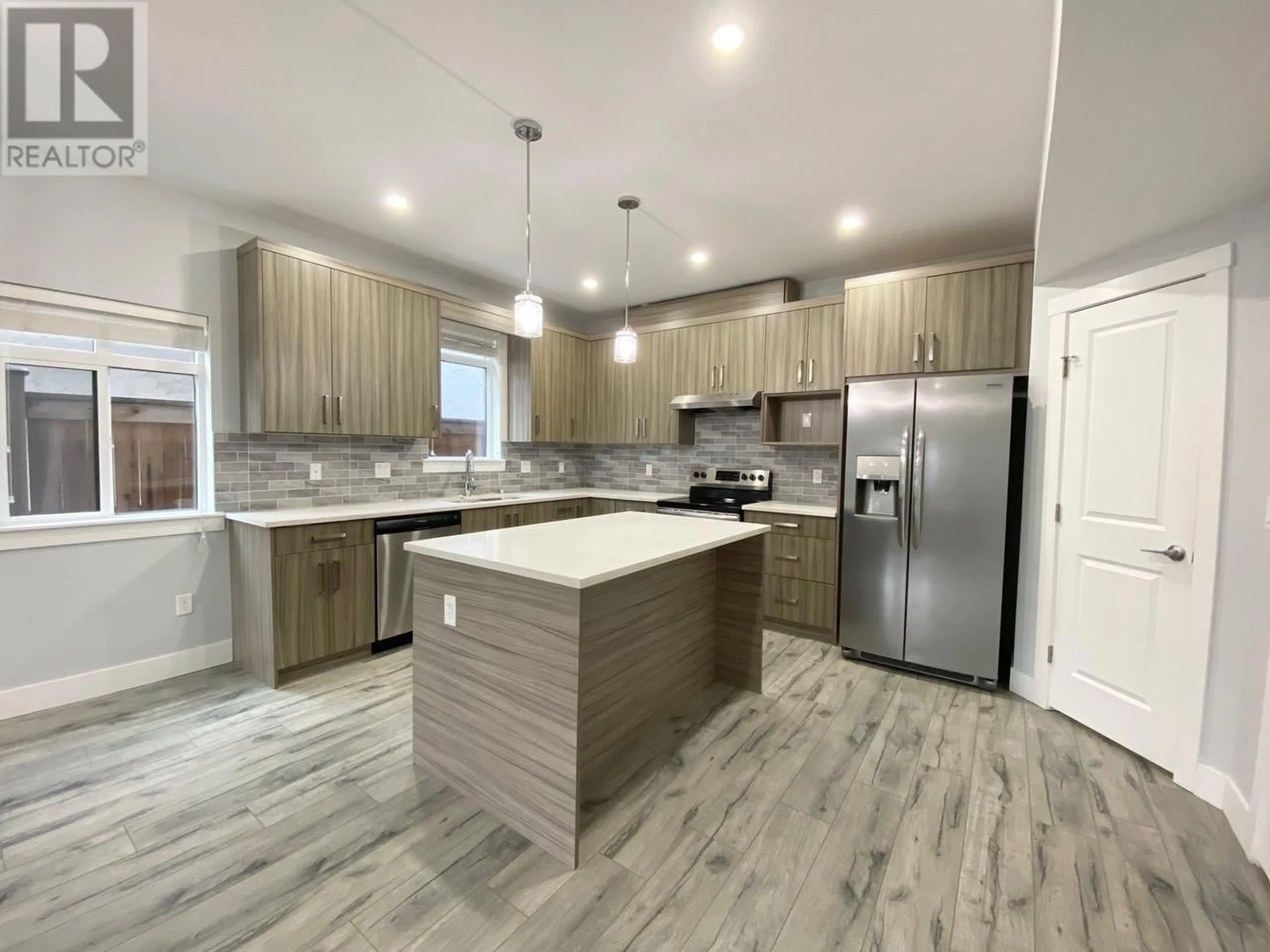 Contemporary kitchen for 722 Coopland Crescent Unit# 2, Kelowna British Columbia V1Y2V1
