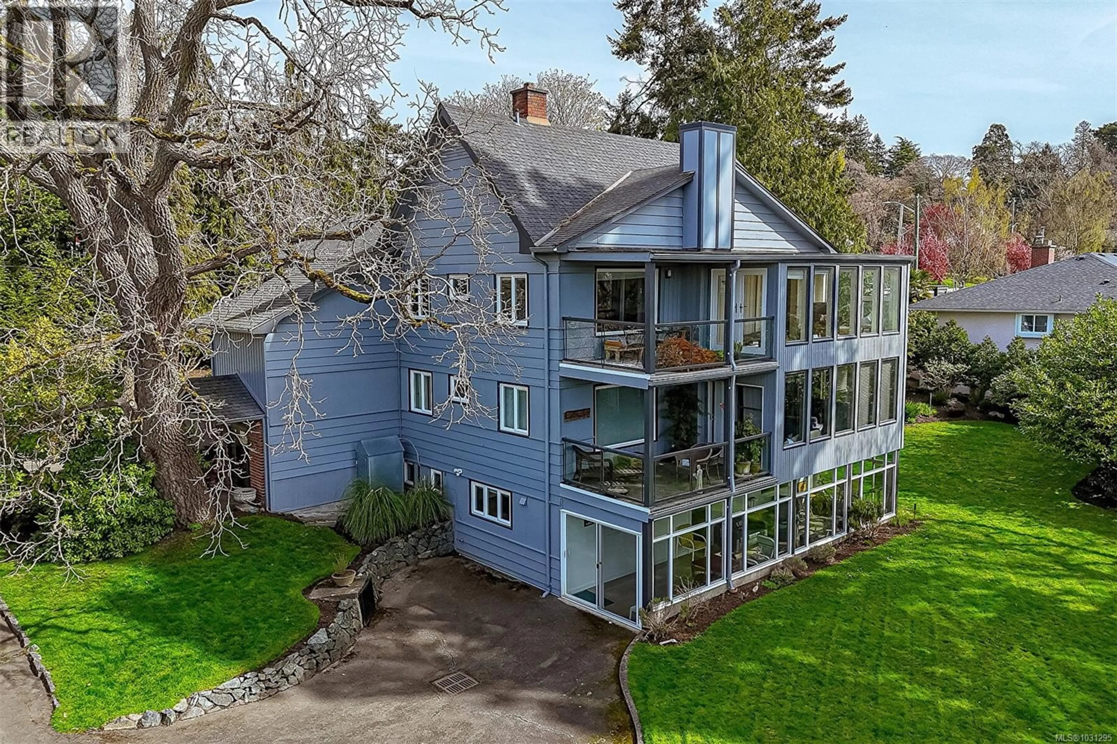 A pic from outside/outdoor area/front of a property/back of a property/a pic from drone, unknown for 1 - 801 LANGHAM COURT, Victoria British Columbia V8V4J3