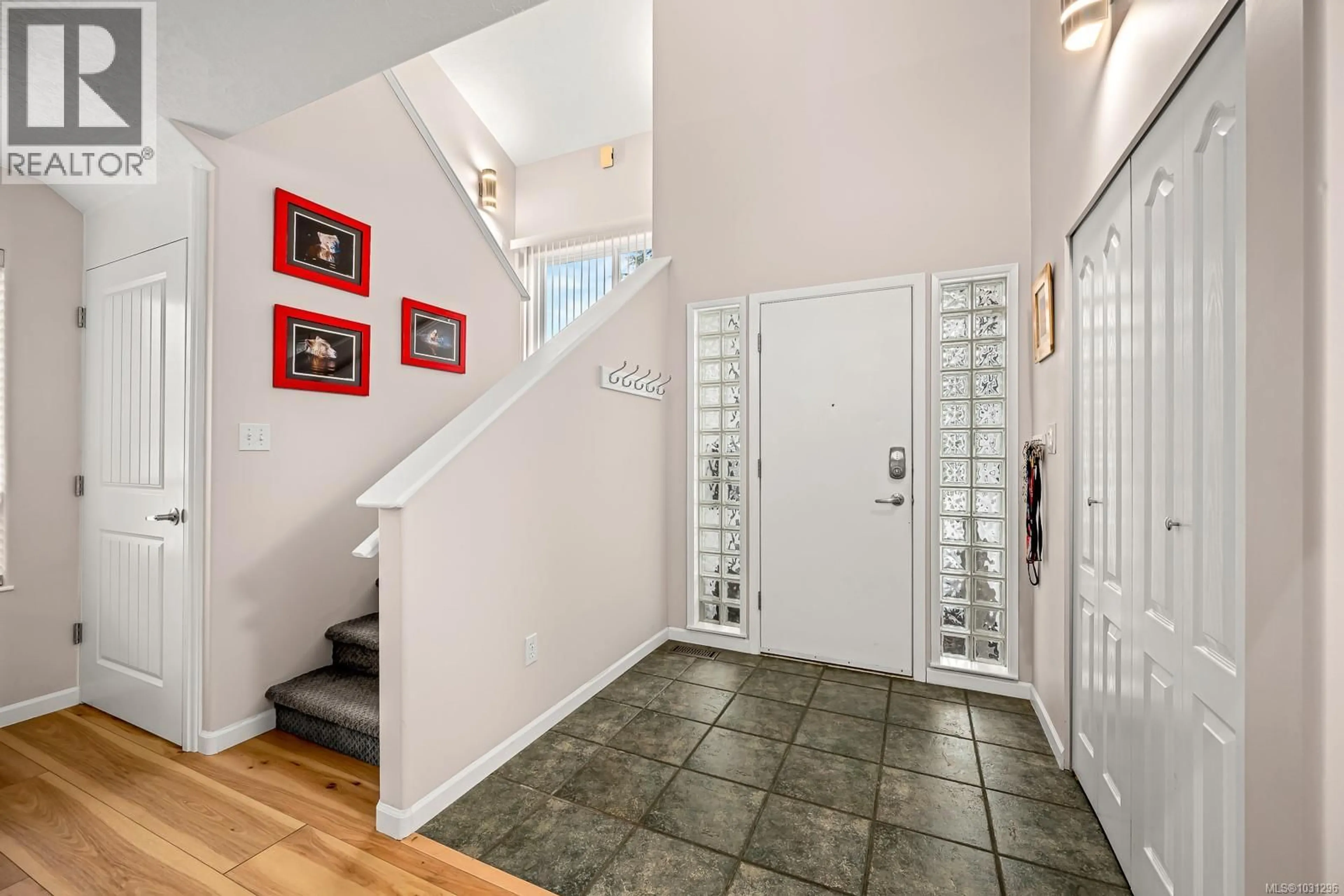 Indoor entryway for 1103 VIEW PLACE, Courtenay British Columbia V9N9B6
