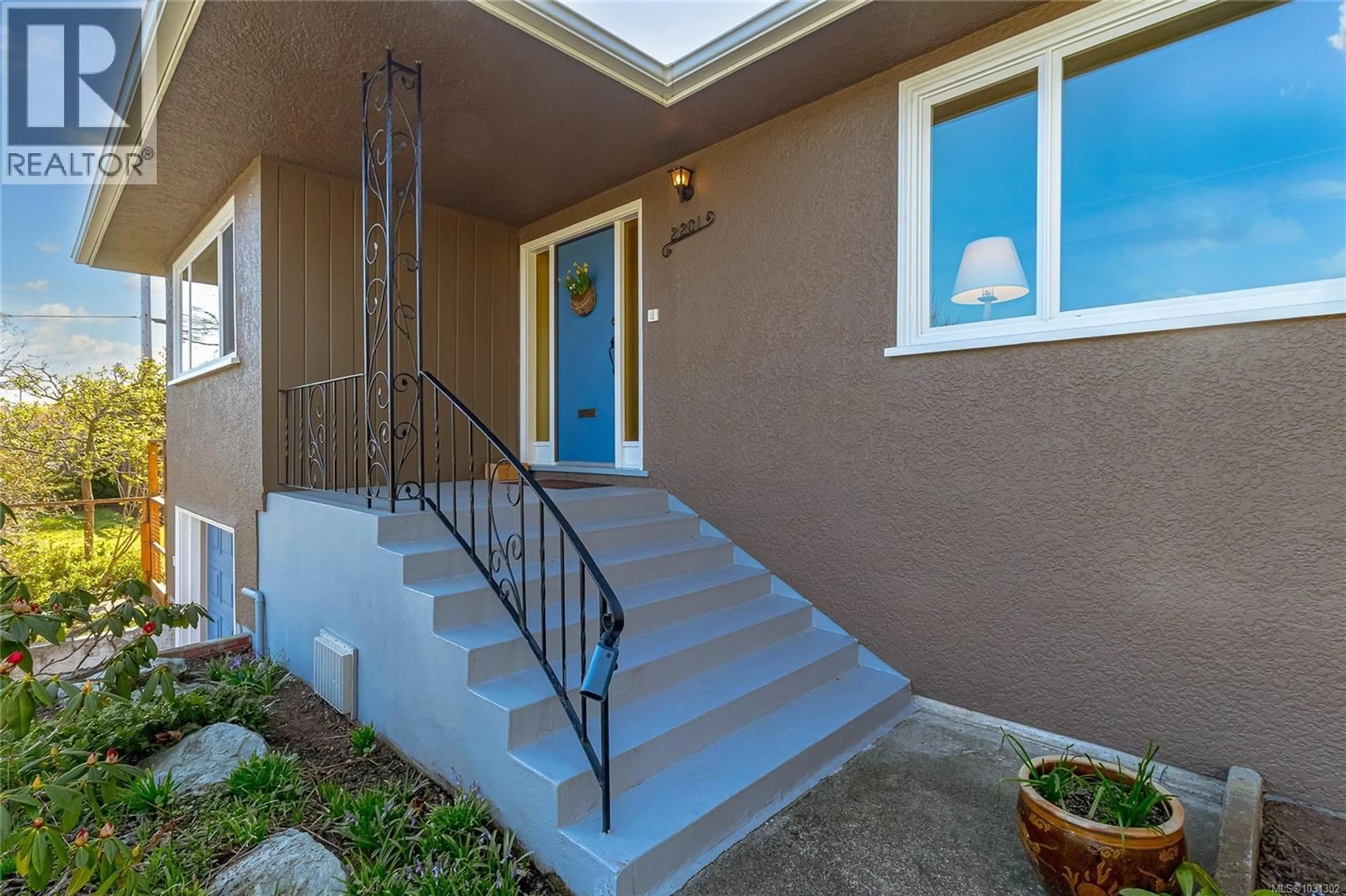 Indoor entryway for 2201 KINROSS AVENUE, Oak Bay British Columbia V8R2N3