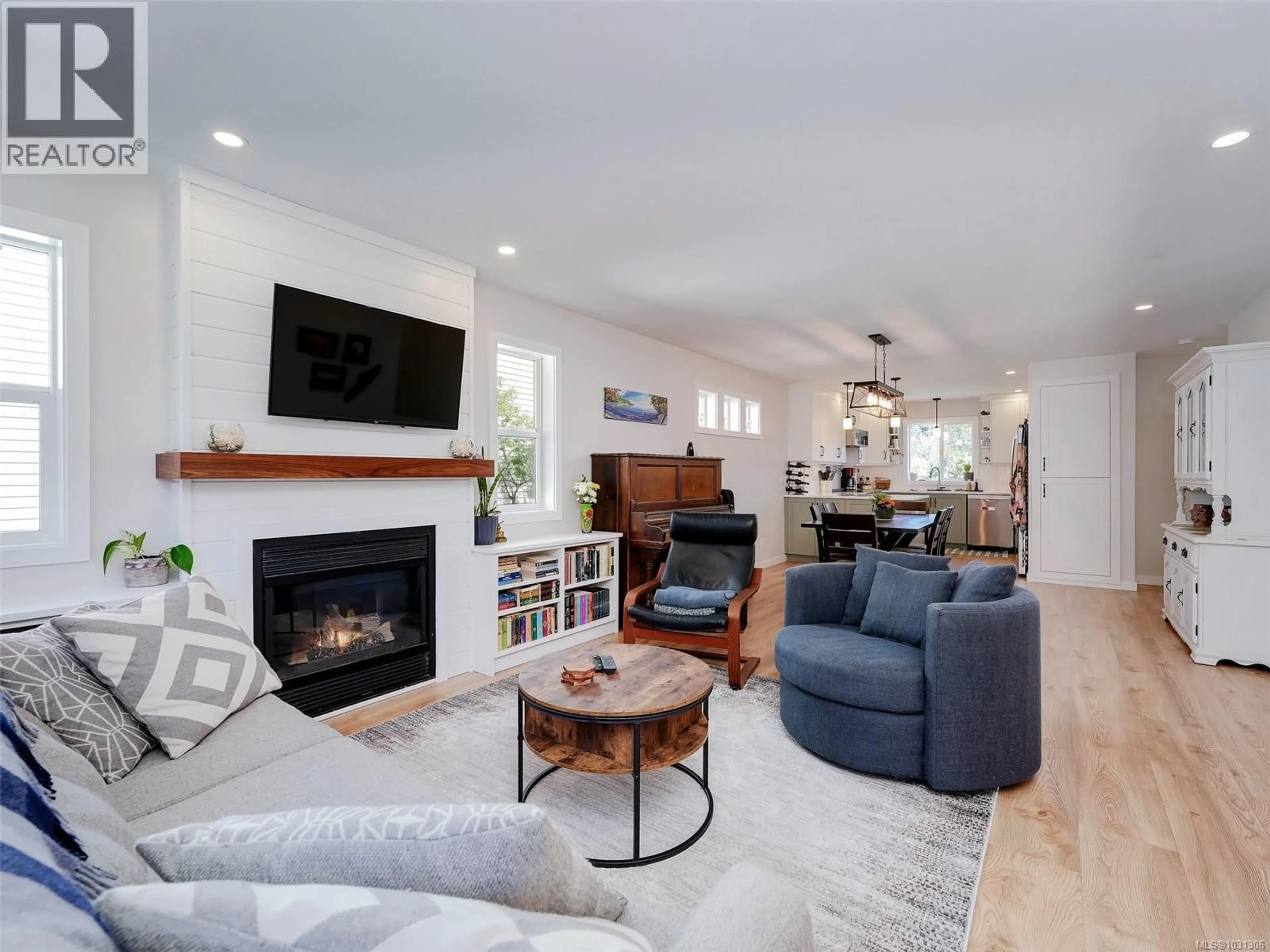 Living room with furniture, unknown for 515 SELWYN FALLS DRIVE, Langford British Columbia V9B6P3