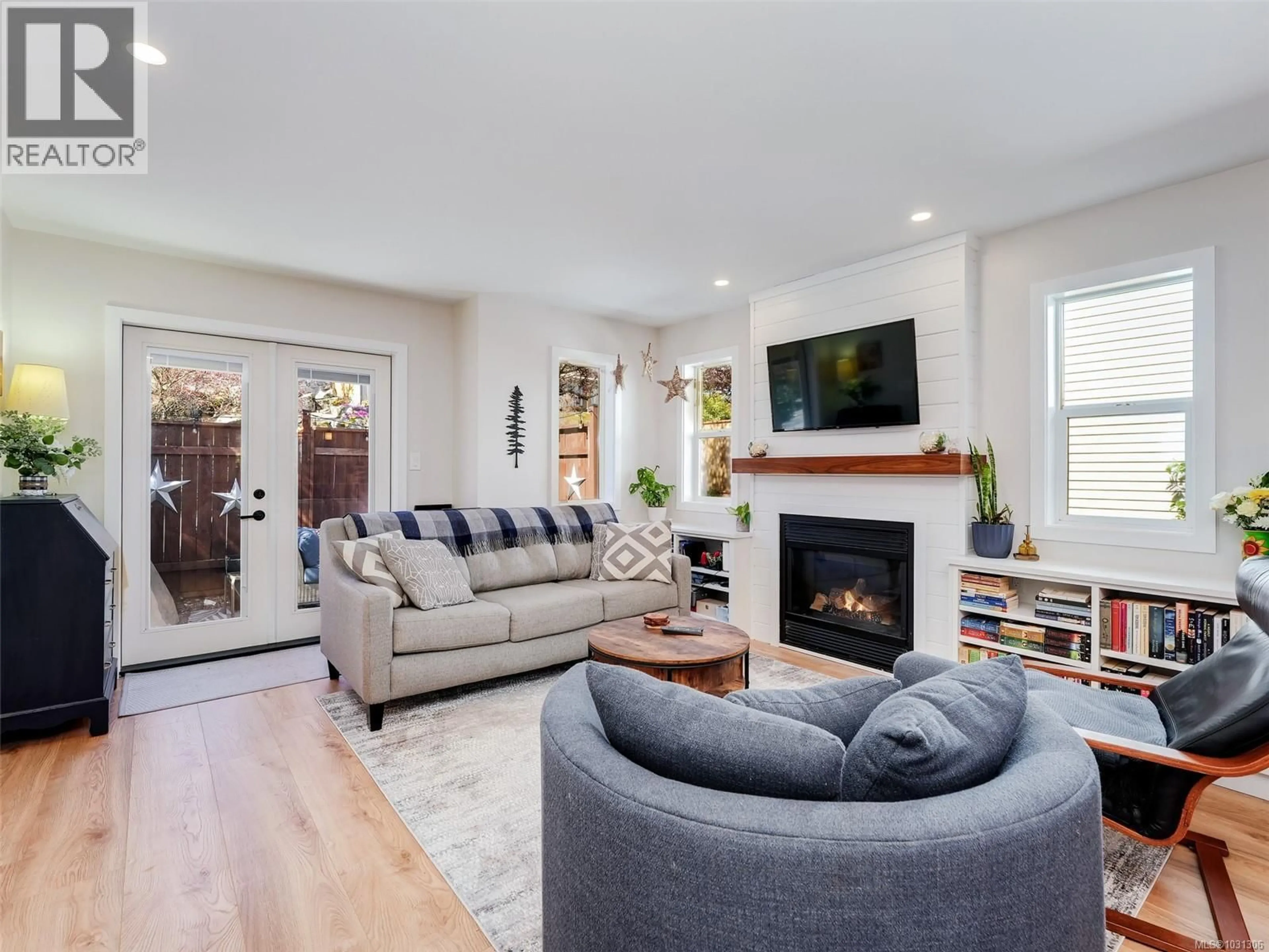 Living room with furniture, unknown for 515 SELWYN FALLS DRIVE, Langford British Columbia V9B6P3