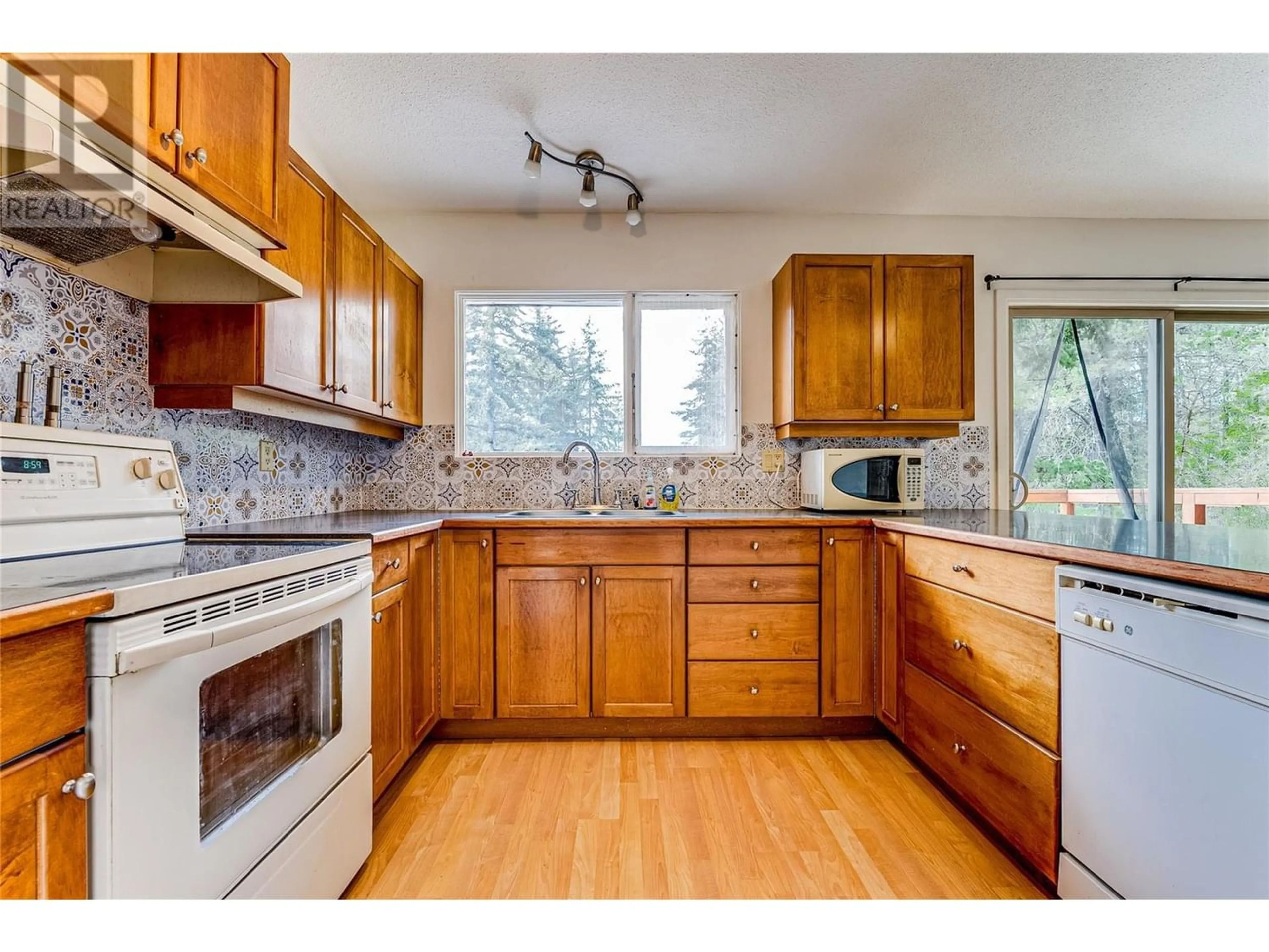 Standard kitchen for 7932 Silver Star Road, Vernon British Columbia V1B3N2