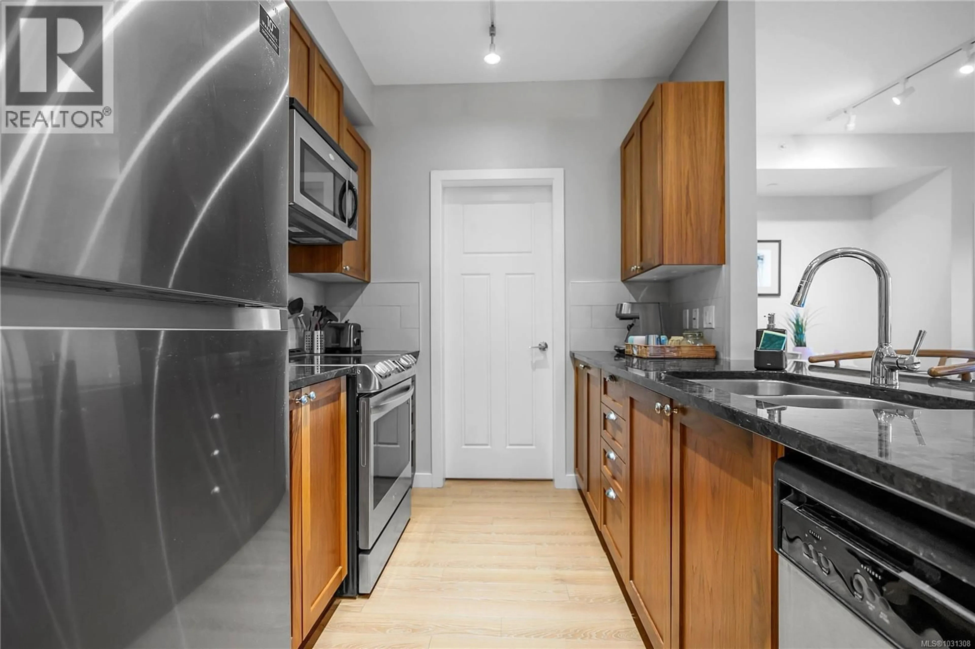 Standard kitchen, unknown for 315 - 99 CHAPEL STREET, Nanaimo British Columbia V9R5H3