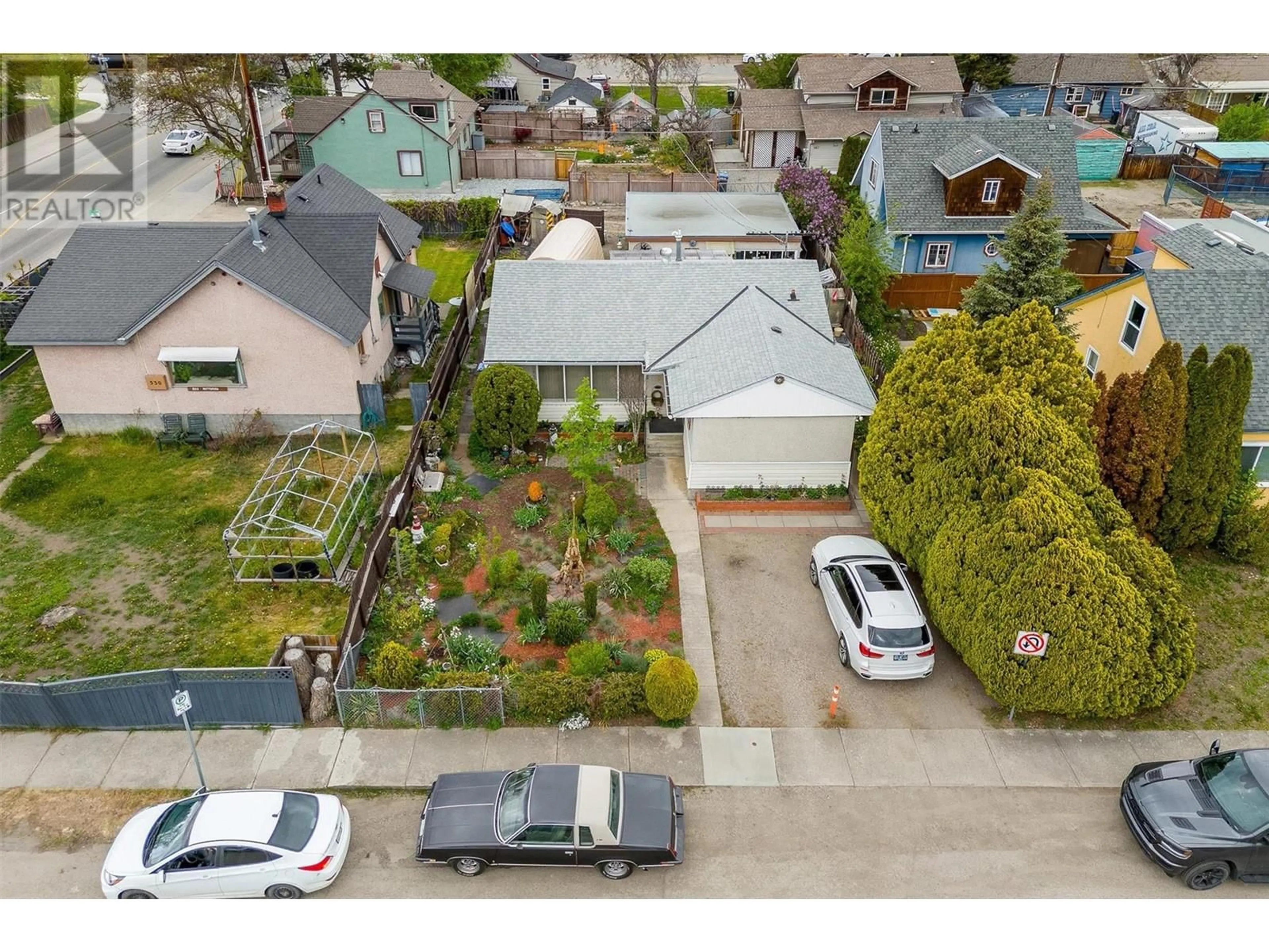 A pic from outside/outdoor area/front of a property/back of a property/a pic from drone, street for 540 PATTERSON AVENUE, Kelowna British Columbia V1Y5C6