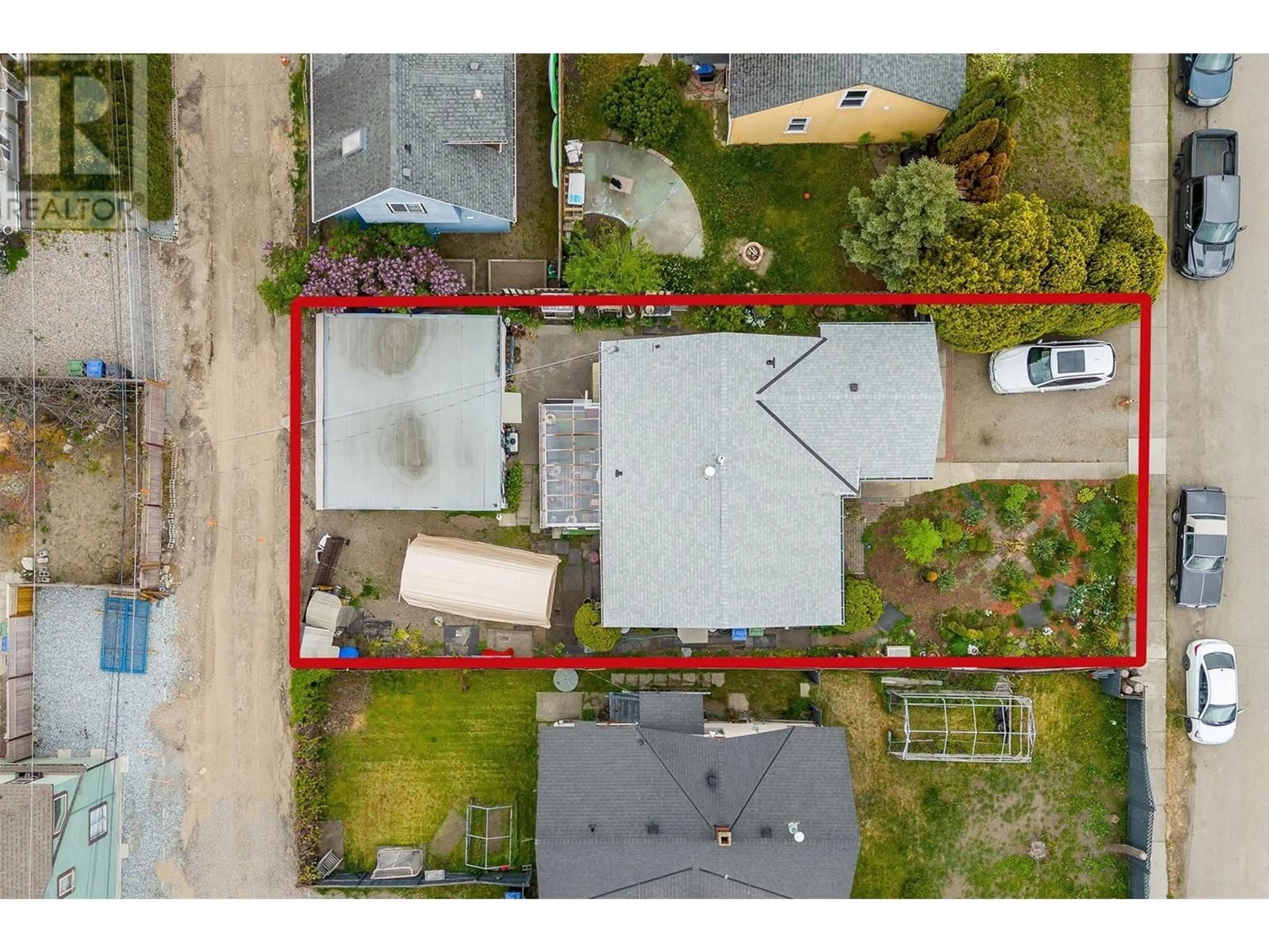 A pic from outside/outdoor area/front of a property/back of a property/a pic from drone, street for 540 PATTERSON AVENUE, Kelowna British Columbia V1Y5C6