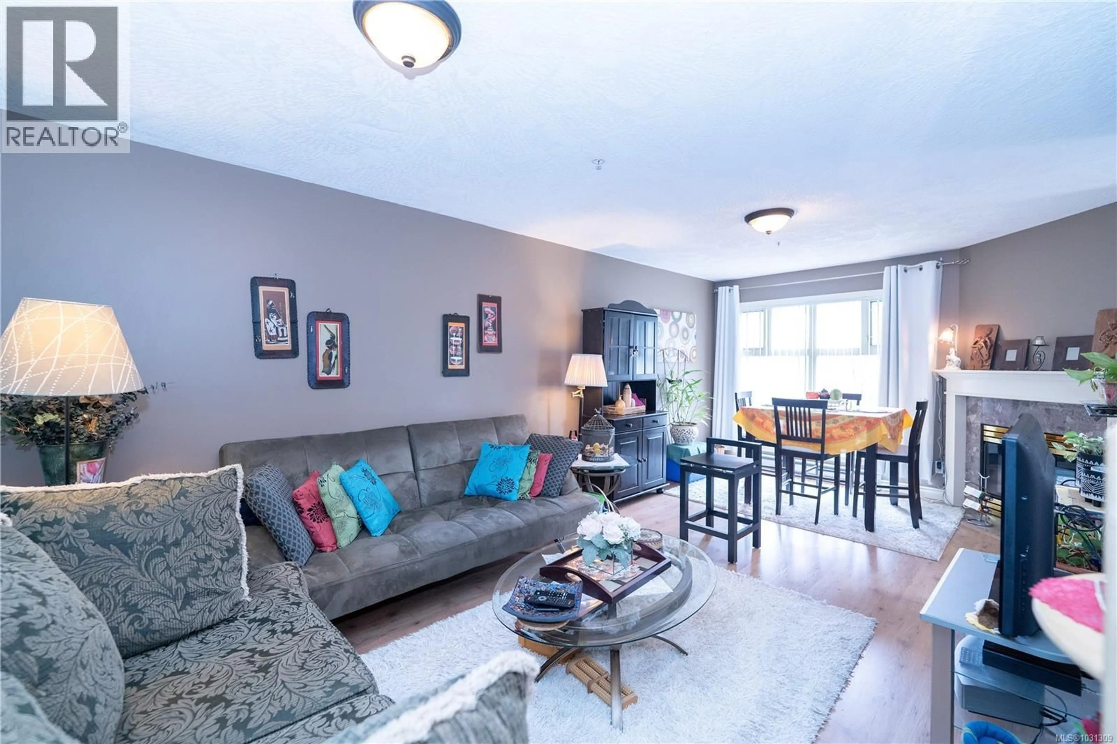 Living room with furniture, unknown for 307 - 2527 QUADRA STREET, Victoria British Columbia V8T4E1