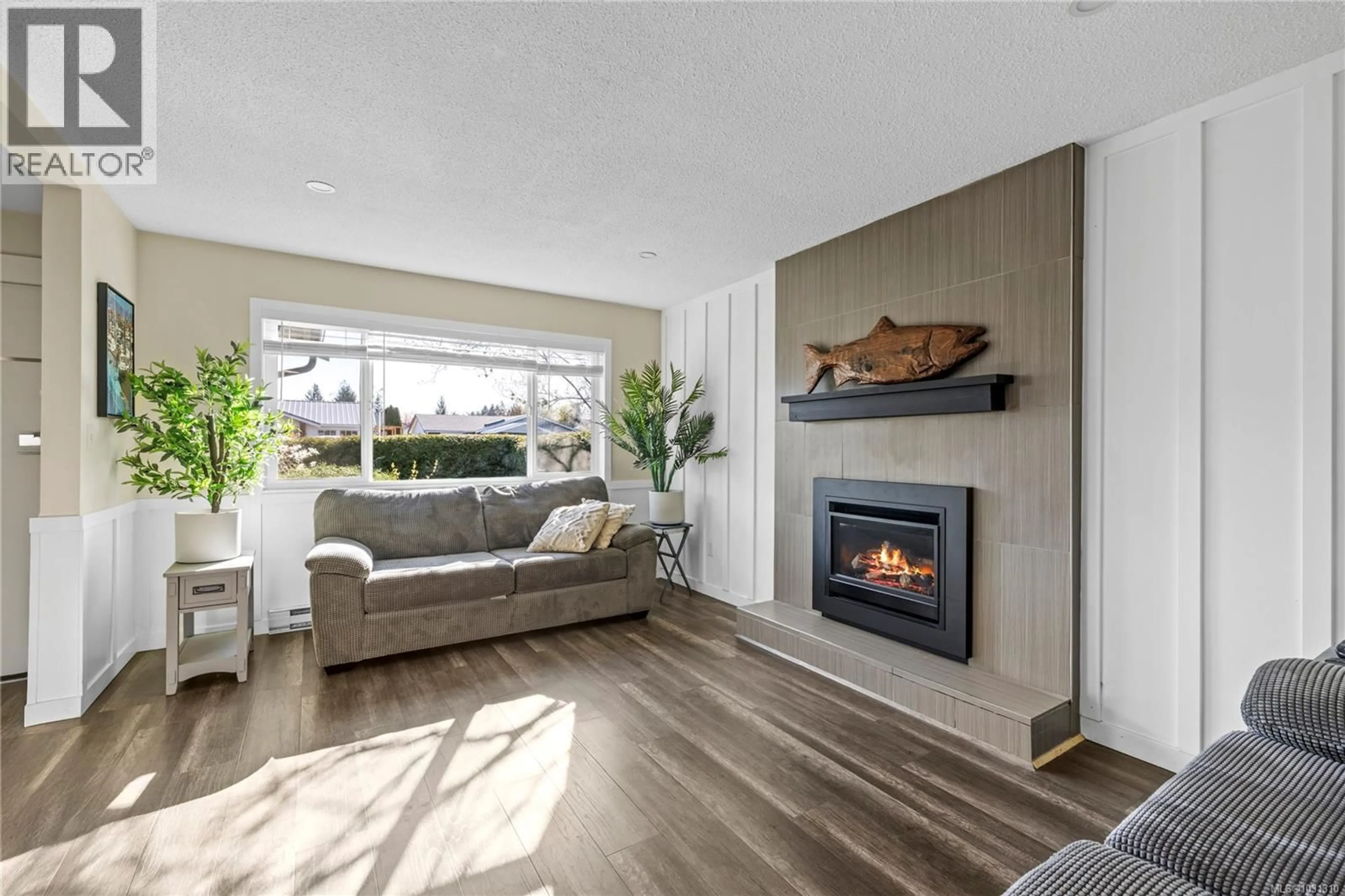 Living room with furniture, wood/laminate floor for 749 PHILLIPS STREET, Parksville British Columbia V9P1A7