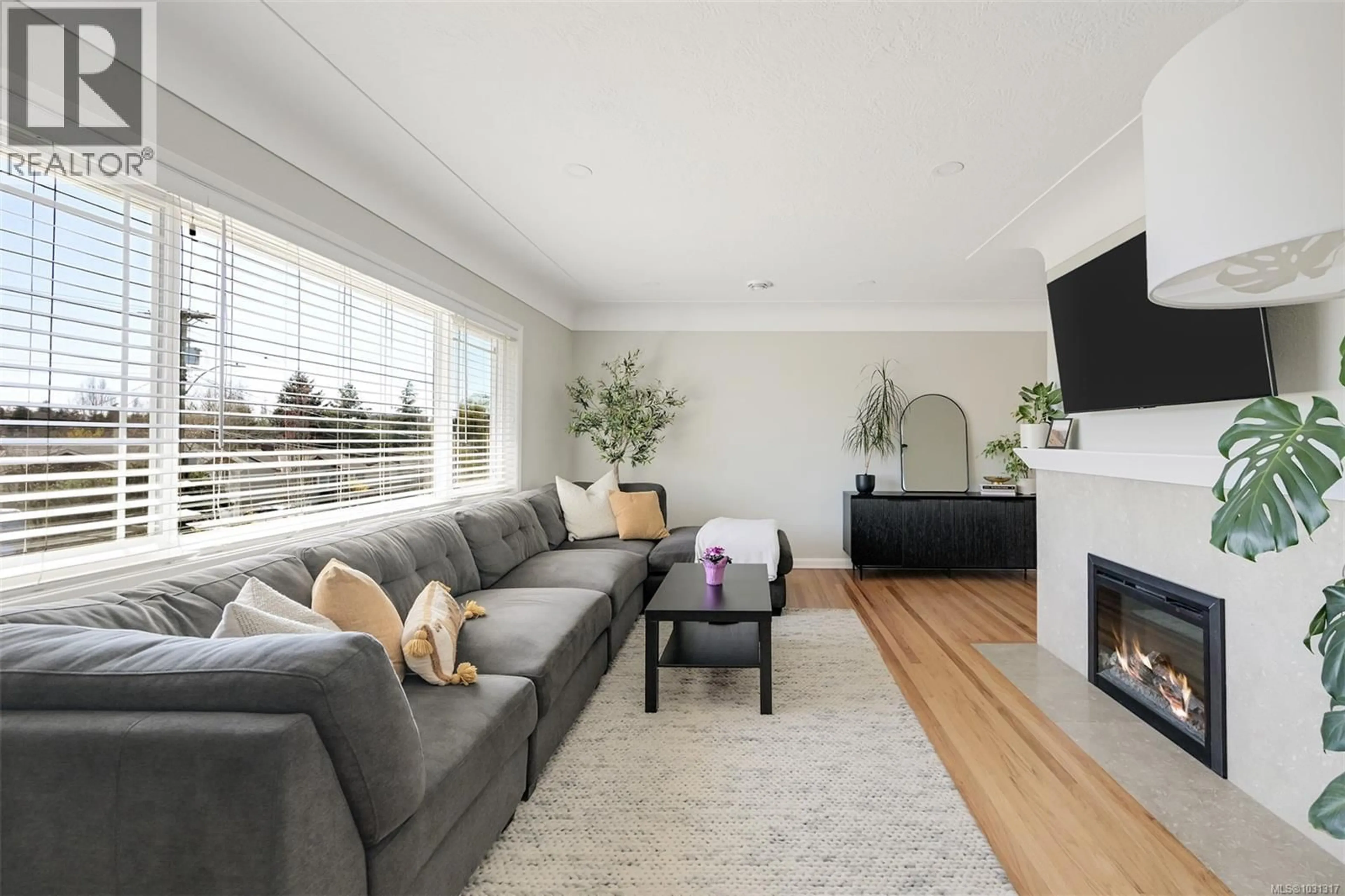 Living room with furniture, unknown for 1098 WILLOW STREET, Saanich British Columbia V8X3J9