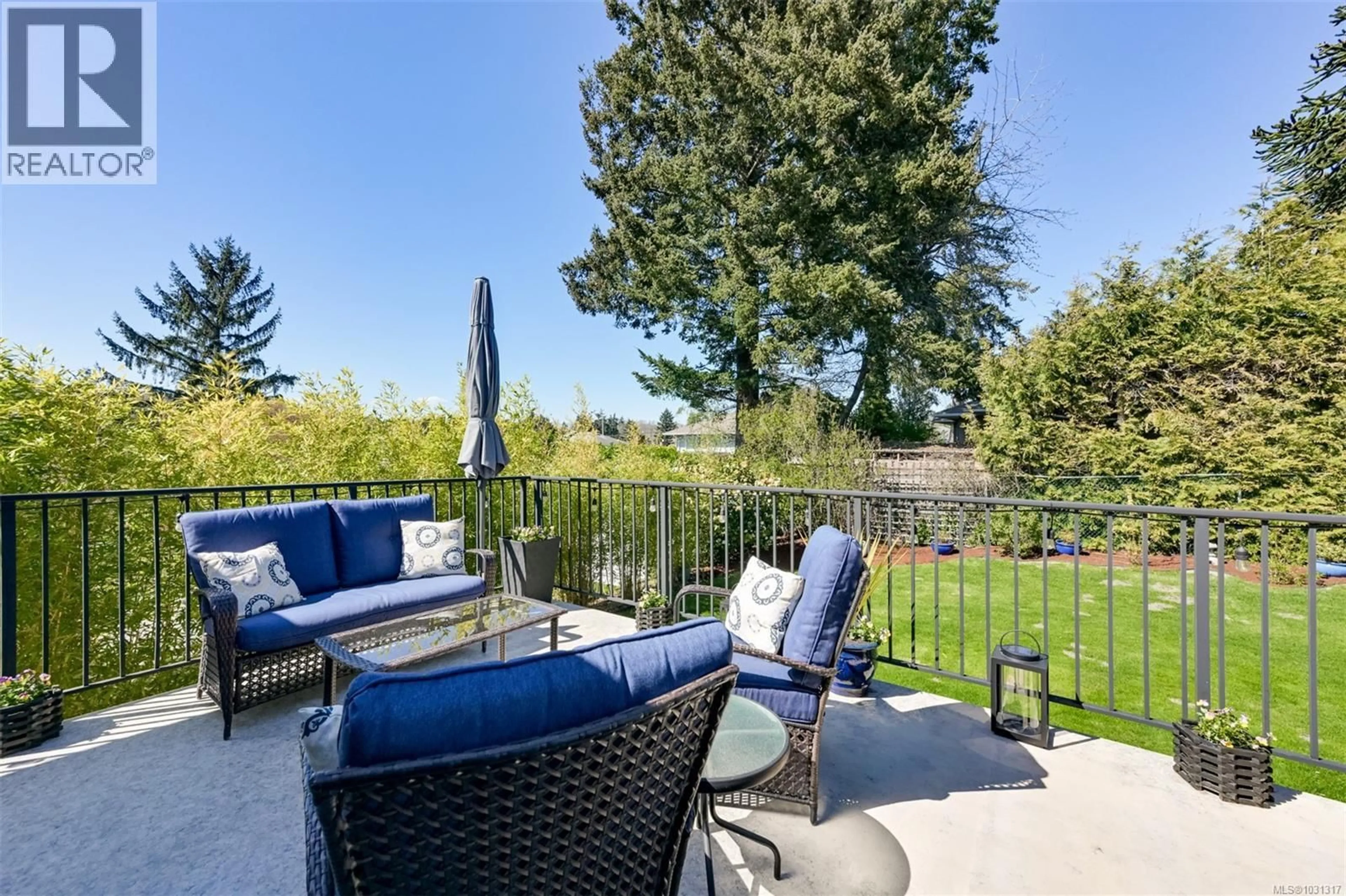 Patio, water/lake/river/ocean view for 1098 WILLOW STREET, Saanich British Columbia V8X3J9
