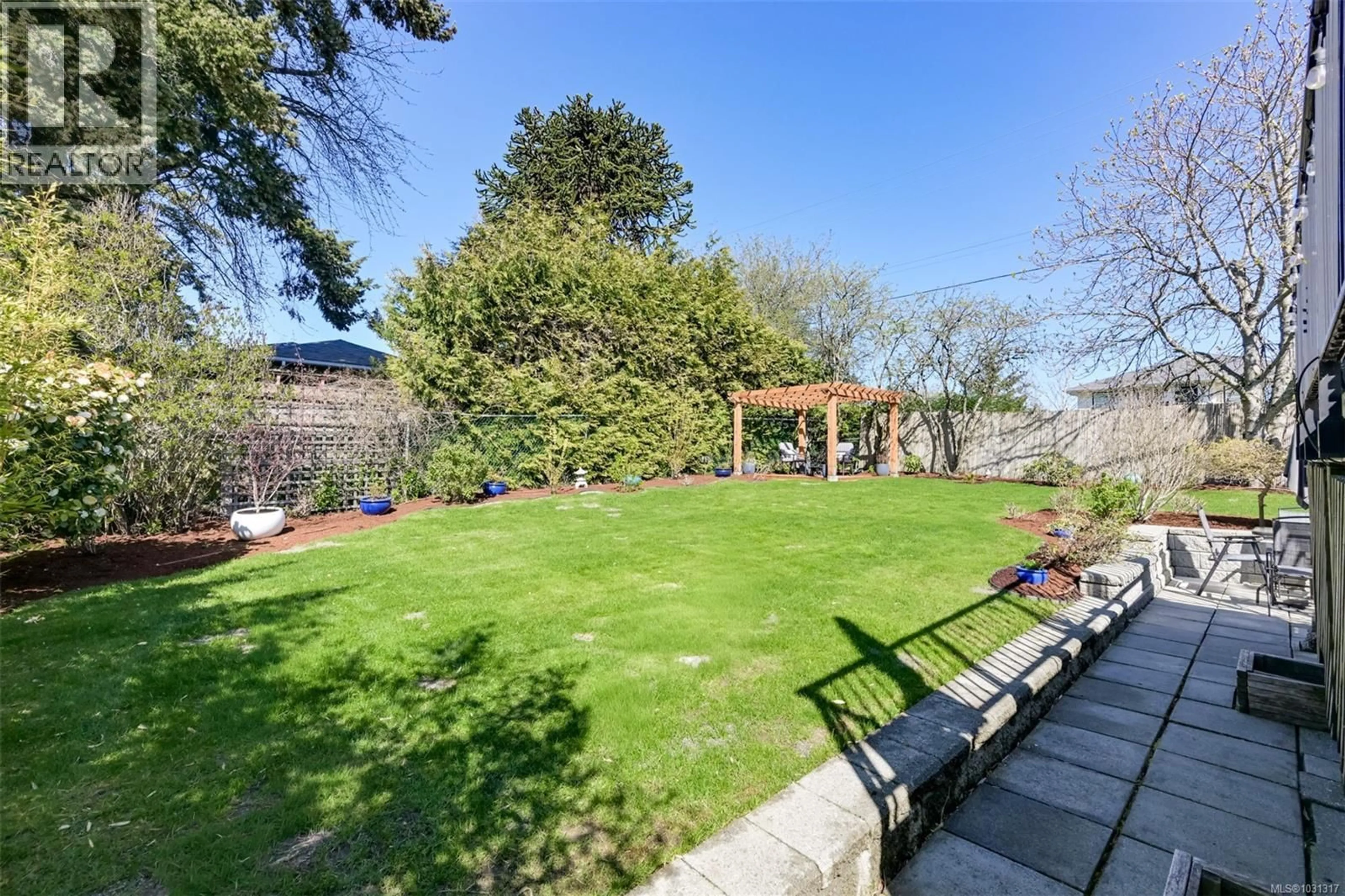 Patio, street for 1098 WILLOW STREET, Saanich British Columbia V8X3J9