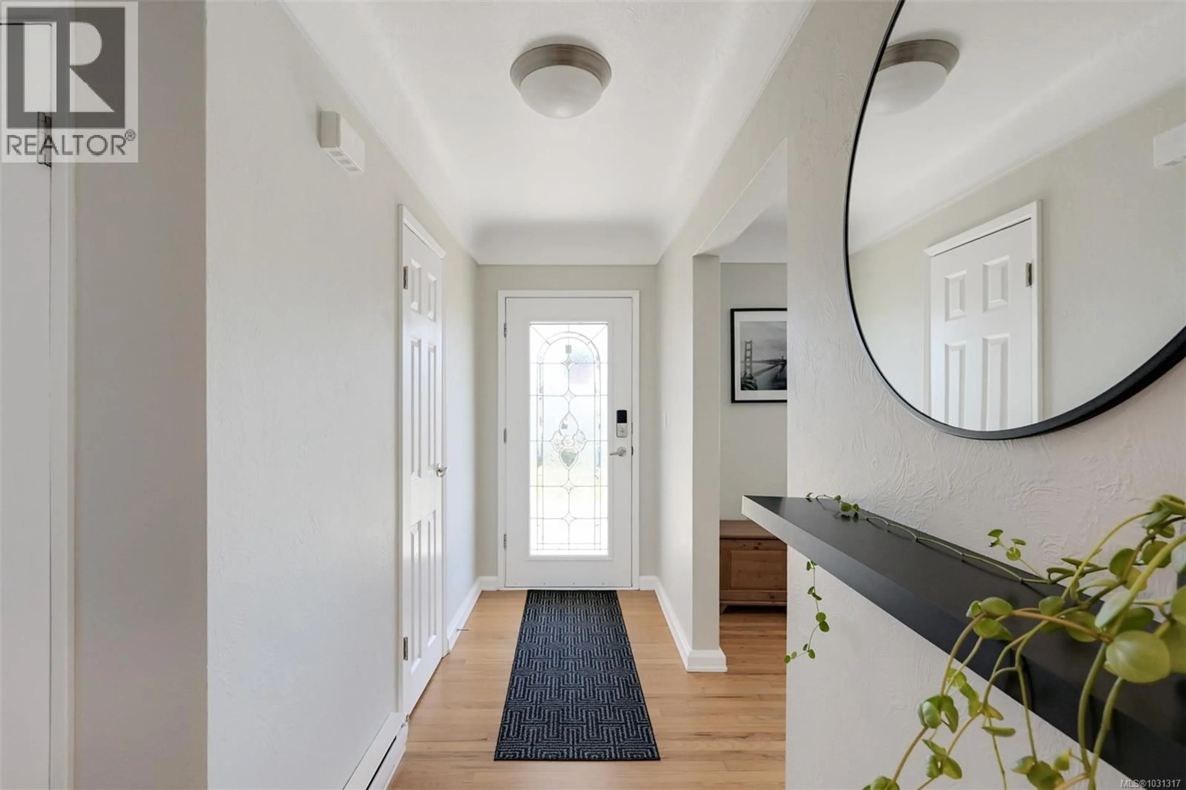 Indoor entryway for 1098 WILLOW STREET, Saanich British Columbia V8X3J9