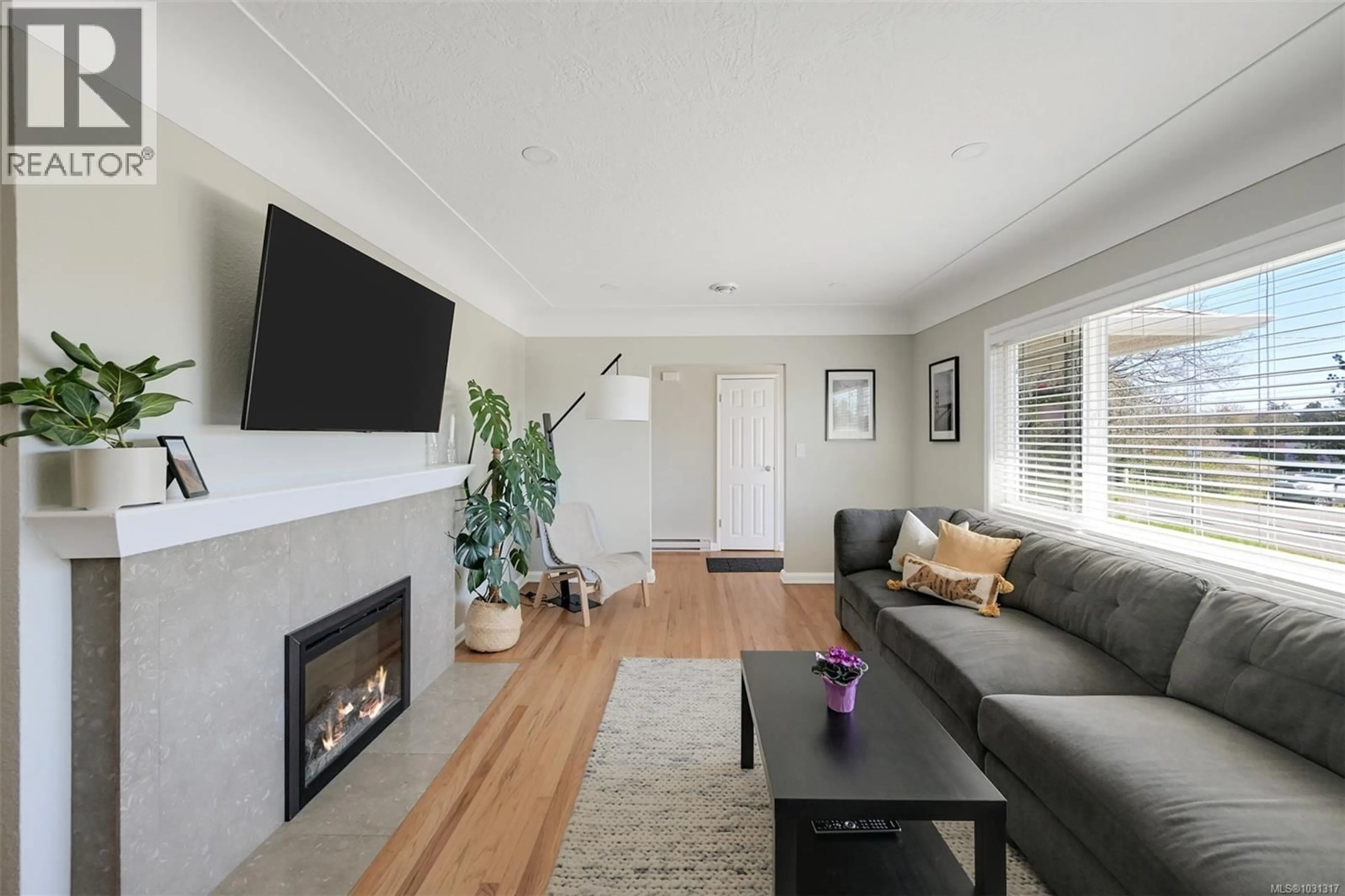 Living room with furniture, wood/laminate floor for 1098 WILLOW STREET, Saanich British Columbia V8X3J9
