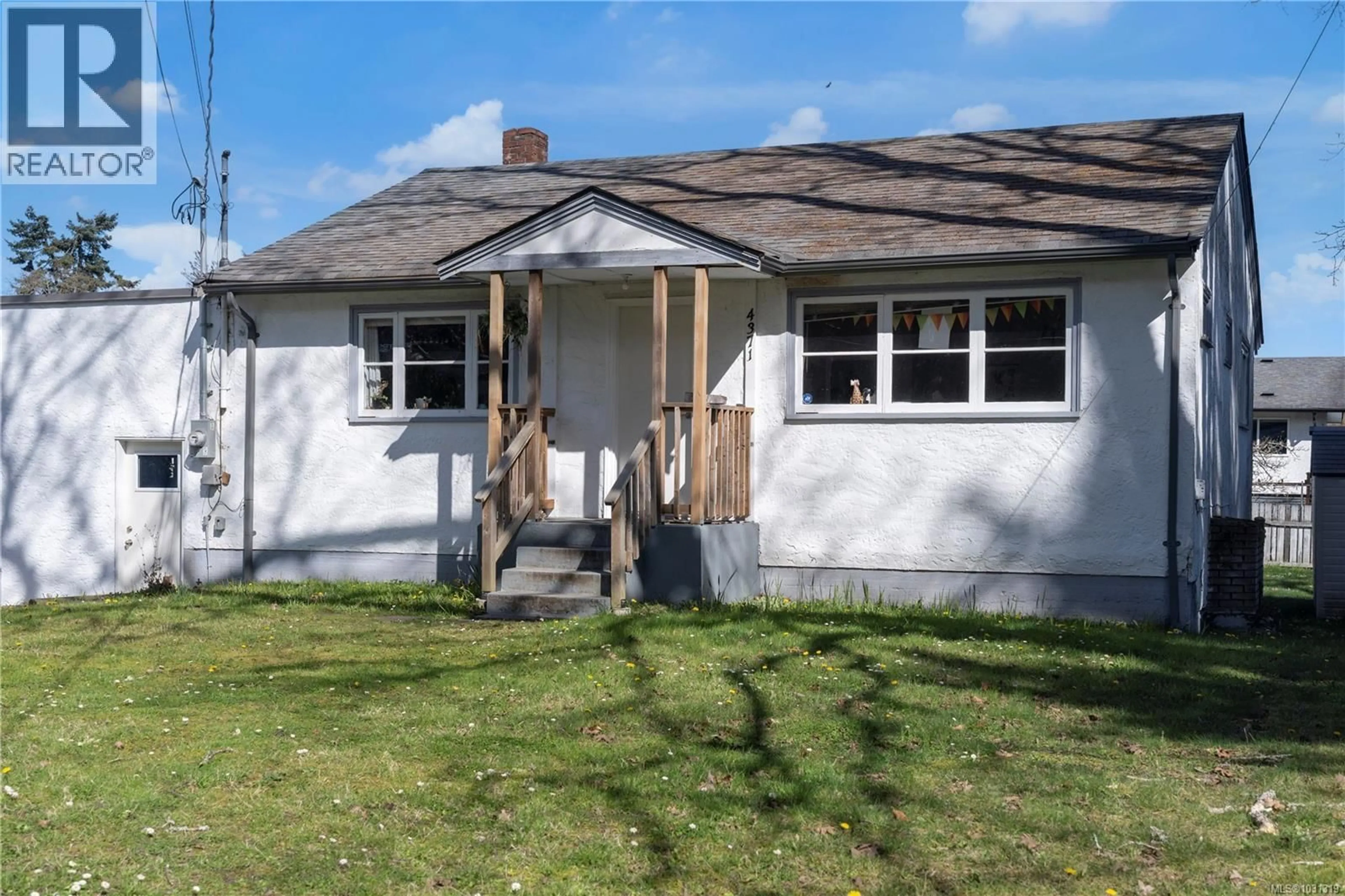 Home with vinyl exterior material, street for 4371 SHELBOURNE STREET, Saanich British Columbia V8N3G4