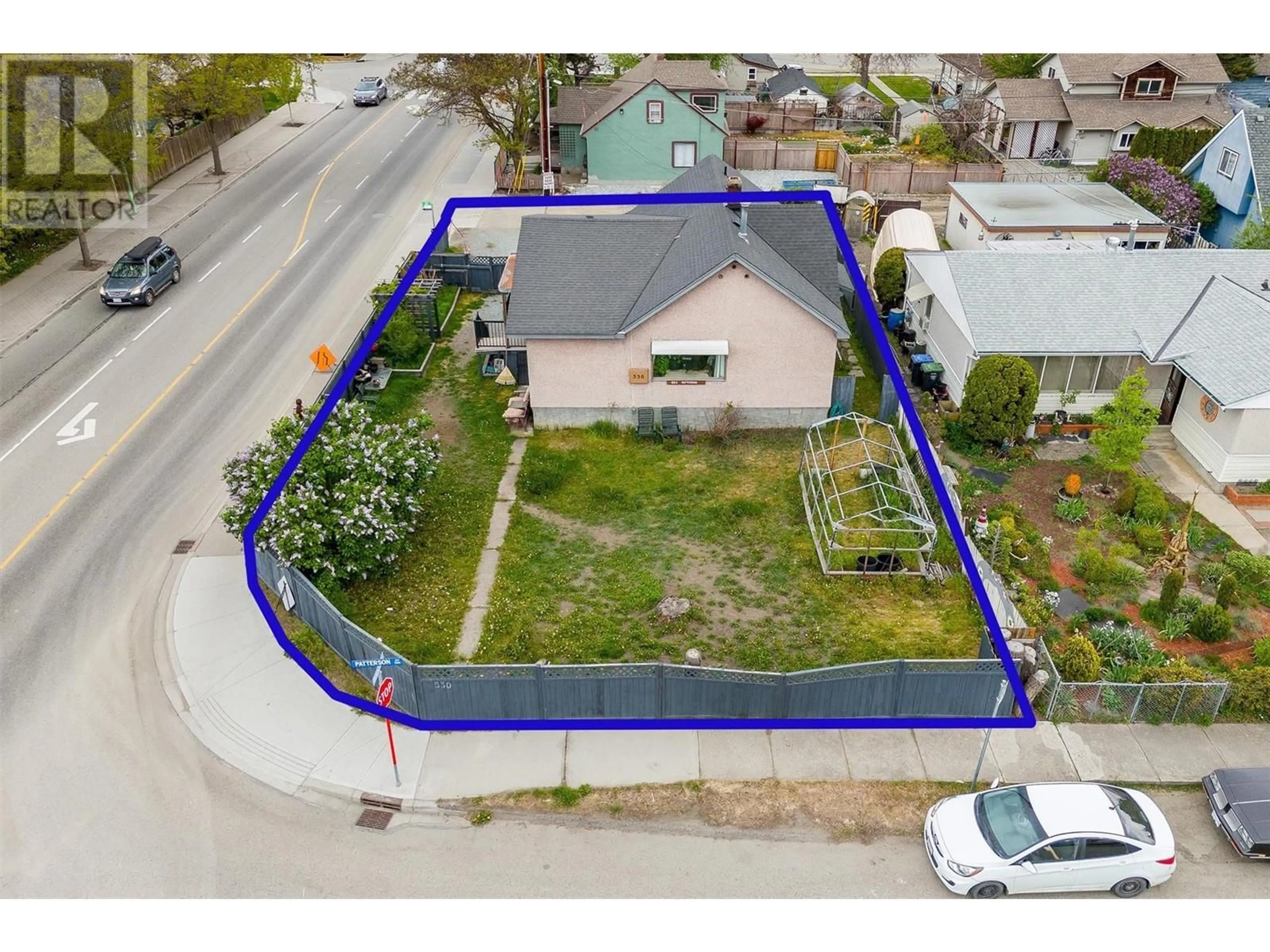 A pic from outside/outdoor area/front of a property/back of a property/a pic from drone, street for 530 PATTERSON AVENUE, Kelowna British Columbia V1Y5C6