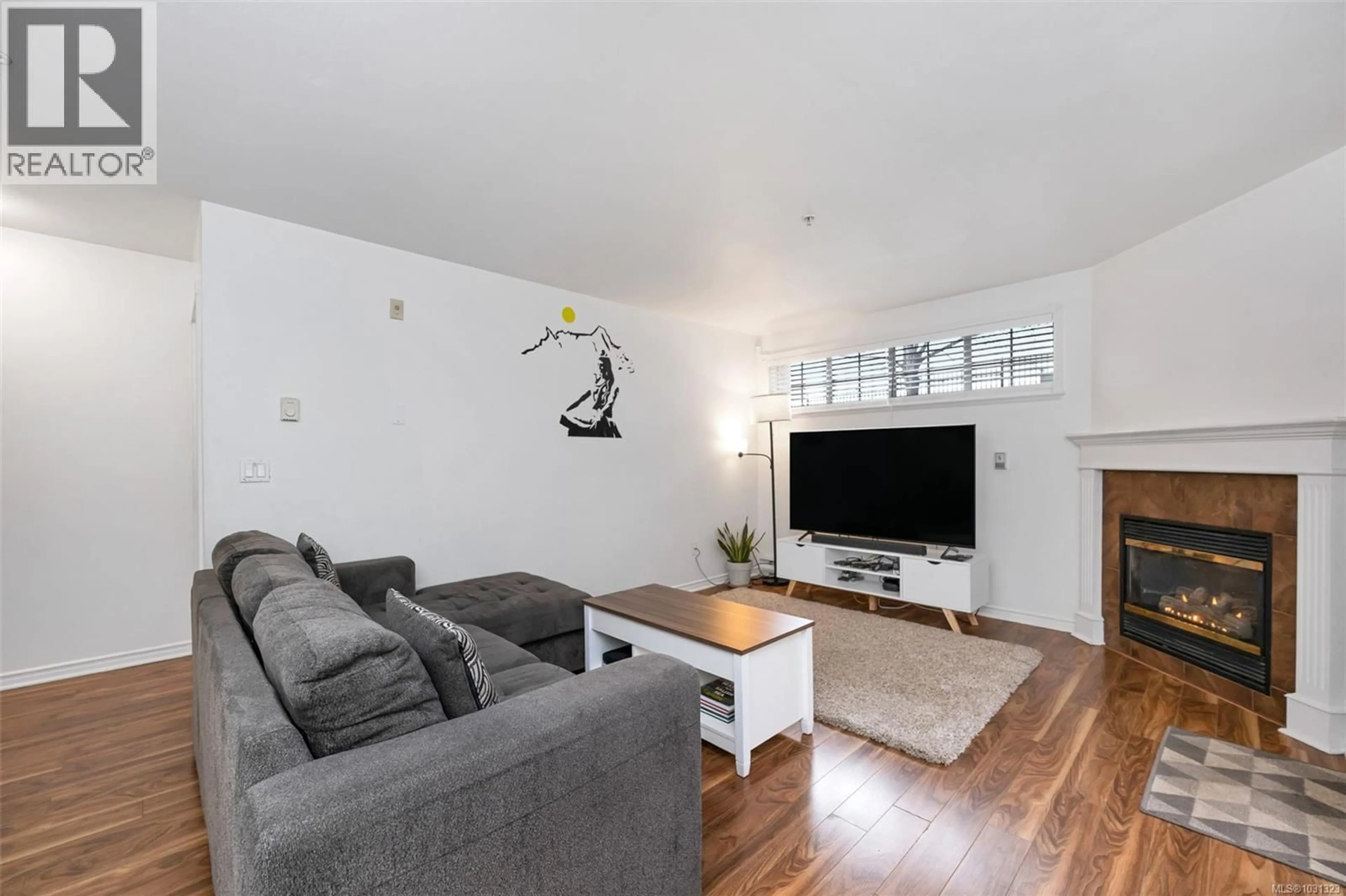 Living room with furniture, unknown for 108 - 1371 HILLSIDE AVENUE, Victoria British Columbia V8T2B3