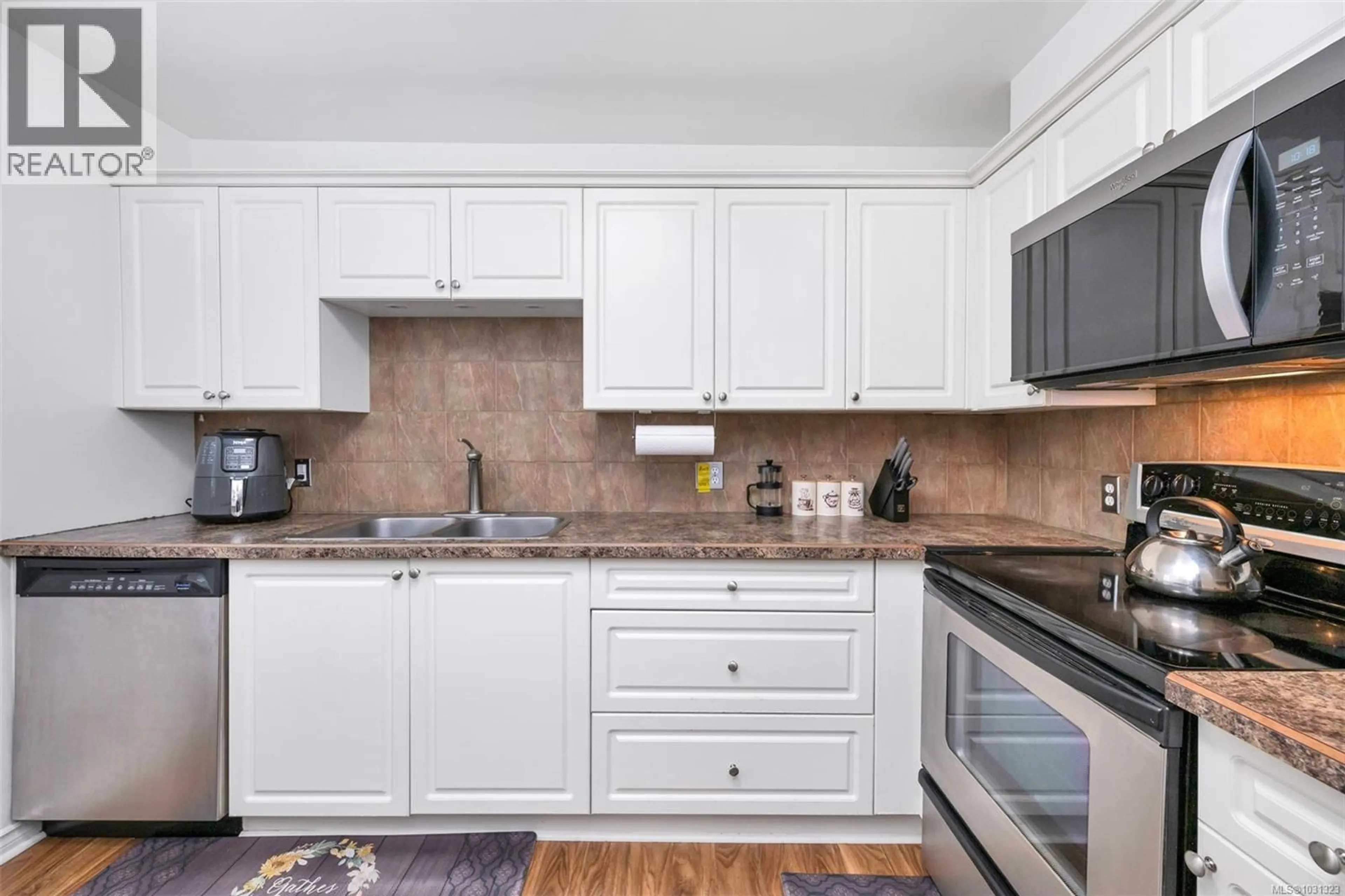 Standard kitchen, ceramic/tile floor for 108 - 1371 HILLSIDE AVENUE, Victoria British Columbia V8T2B3