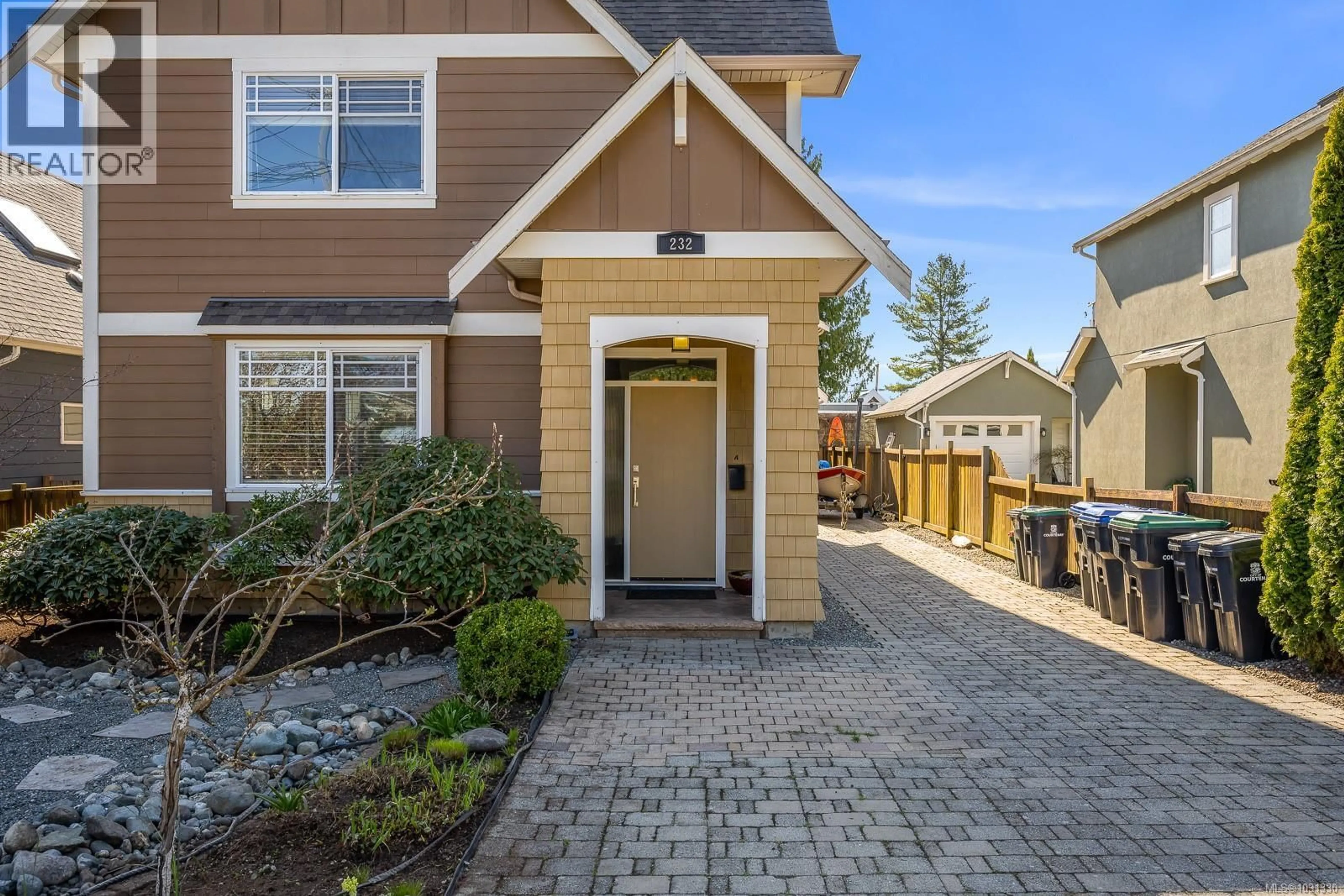 Home with vinyl exterior material, street for 232 2ND STREET, Courtenay British Columbia V9N1B7