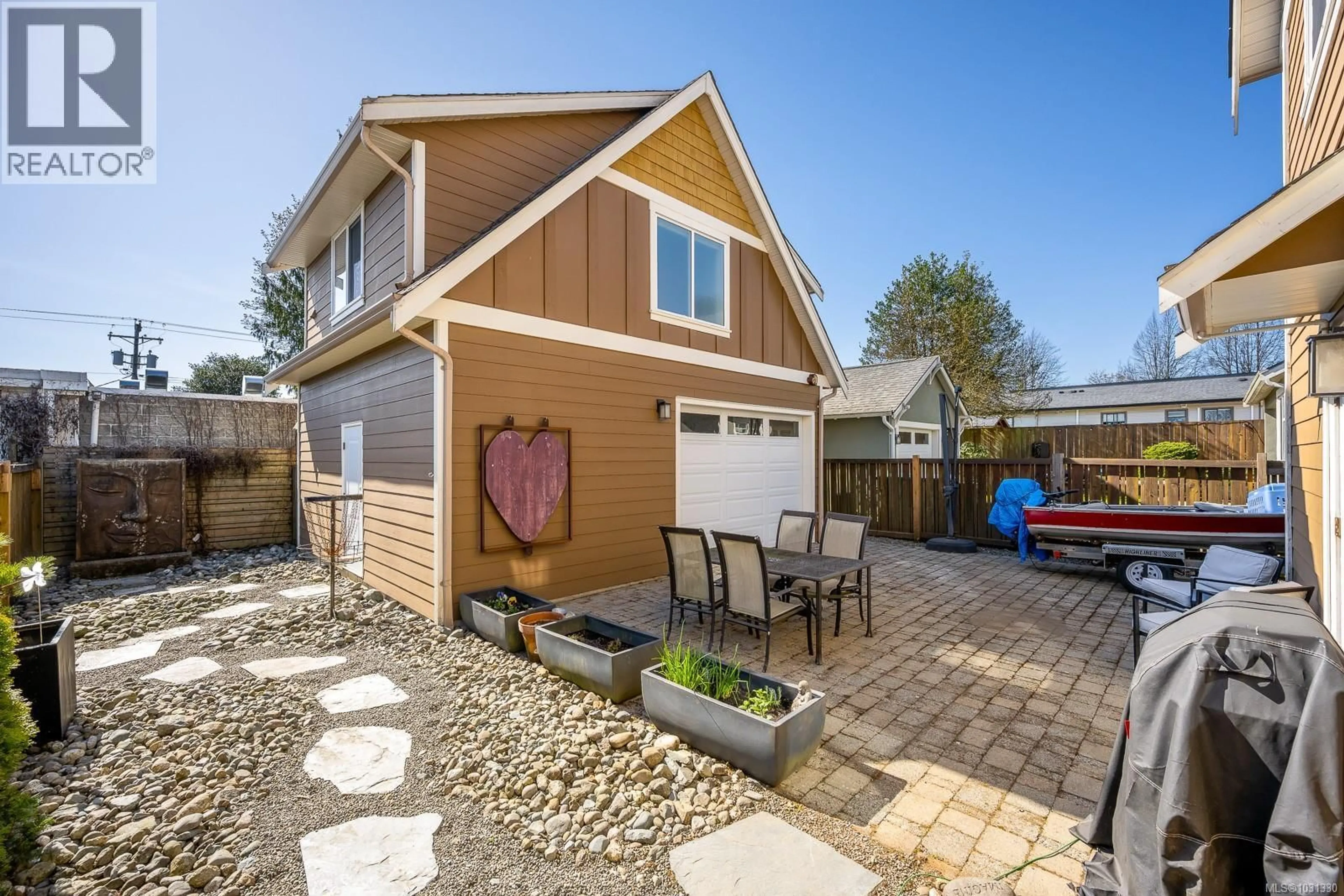 Home with vinyl exterior material, street for 232 2ND STREET, Courtenay British Columbia V9N1B7