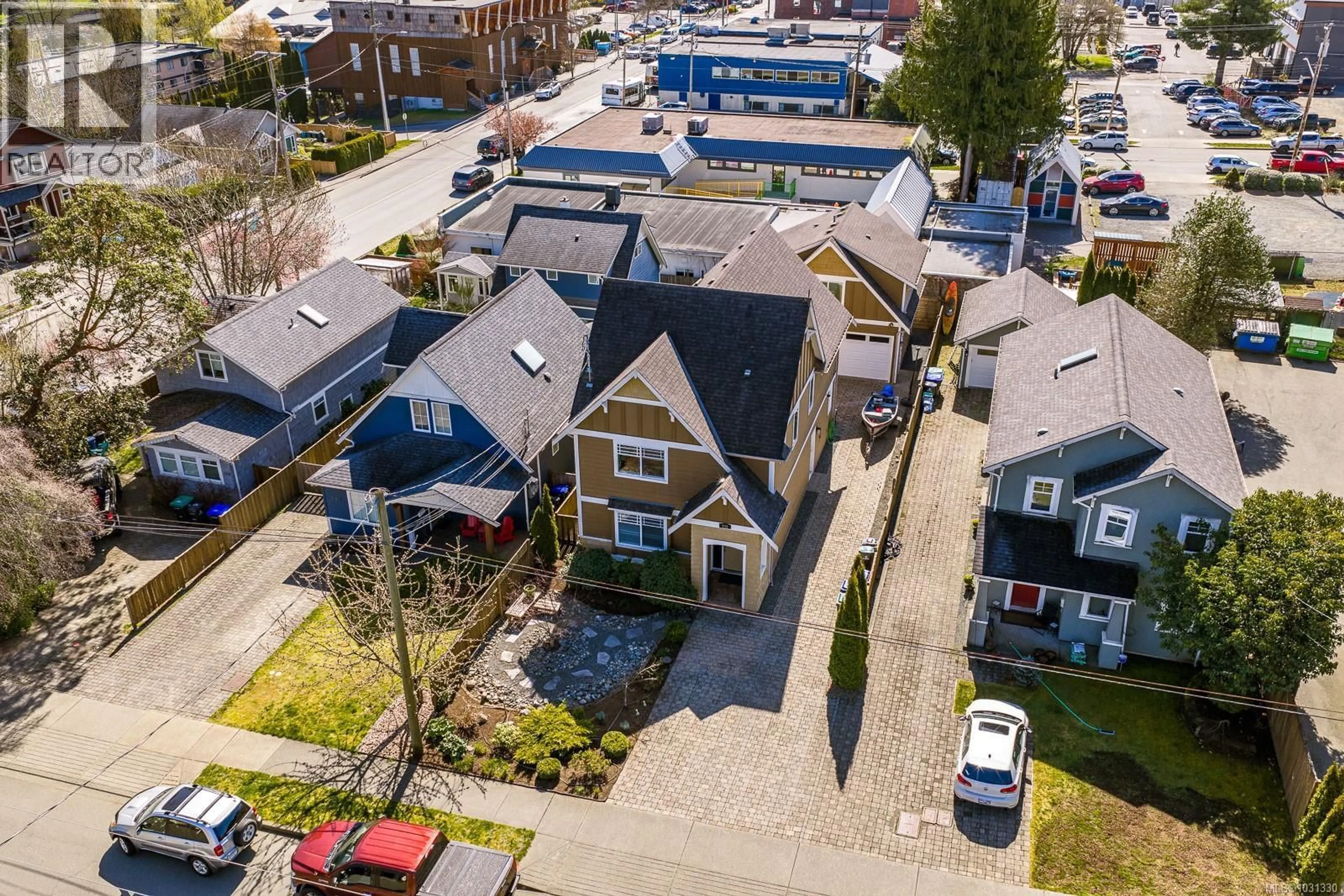 A pic from outside/outdoor area/front of a property/back of a property/a pic from drone, street for 232 2ND STREET, Courtenay British Columbia V9N1B7